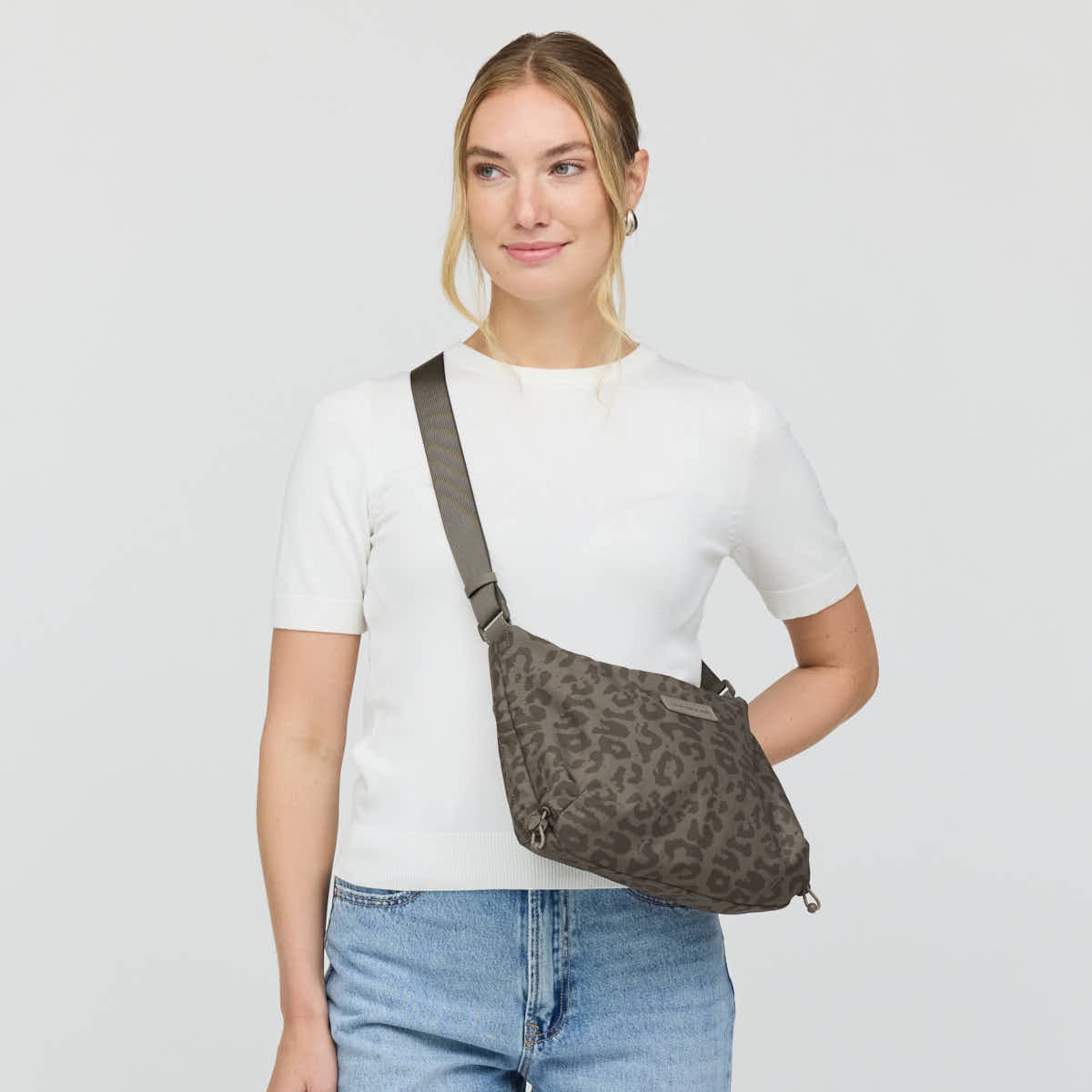 Crossbody Bag "Skara Small Leo Dark Brown"