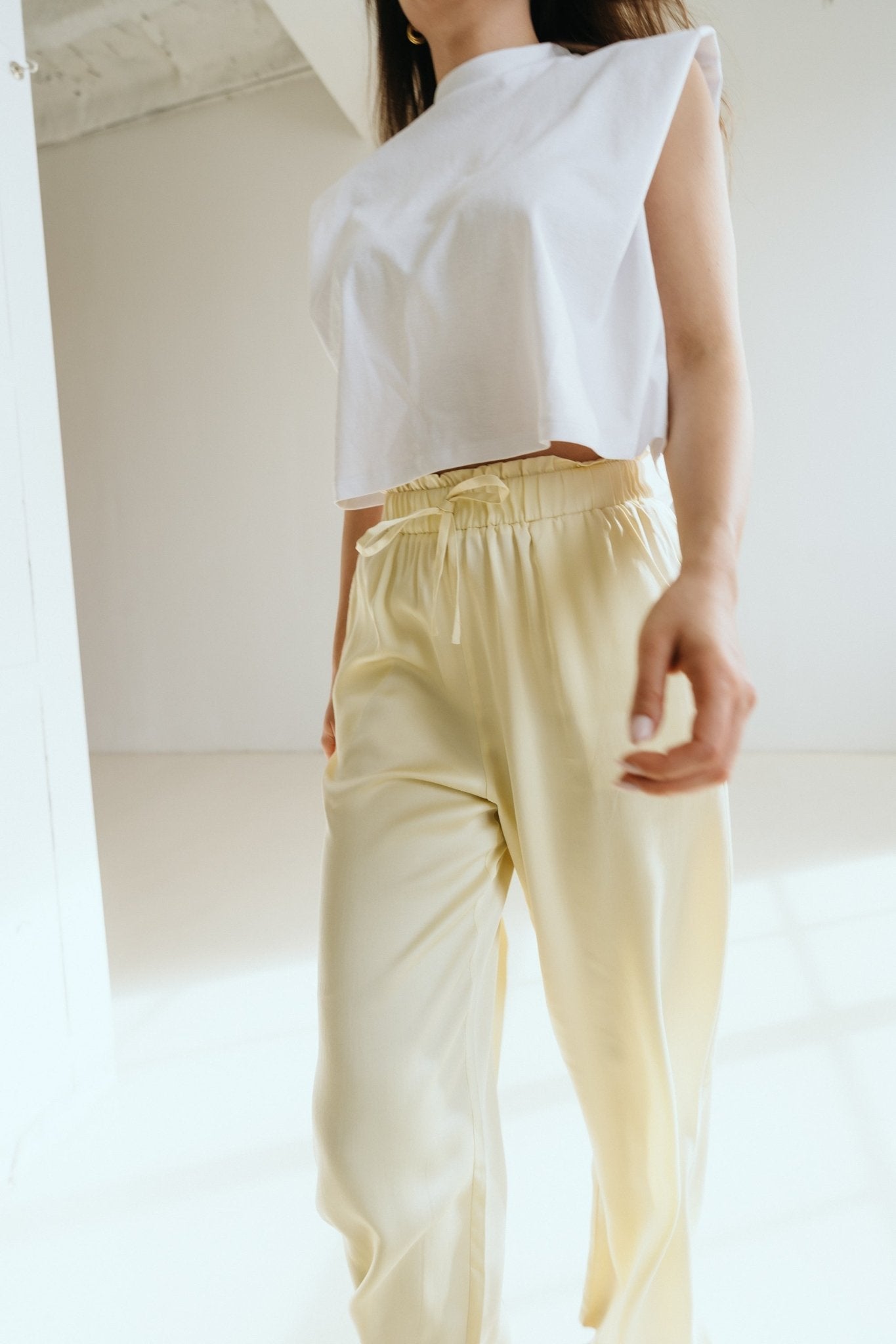 Satinhose "LivDLL" butter yellow - Dein Lieblingsladen Concept