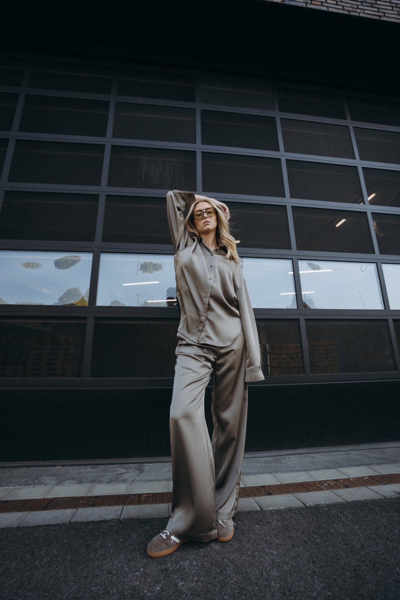 Satinhose „WandaDLL“ dark taupe - Dein Lieblingsladen Concept