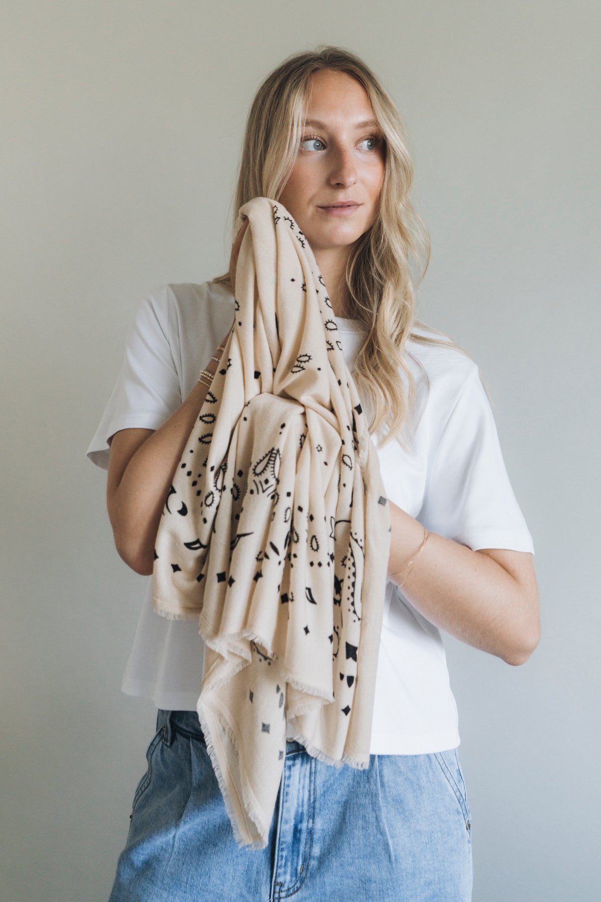 Tuch mit Muster "MyaDLL" beige