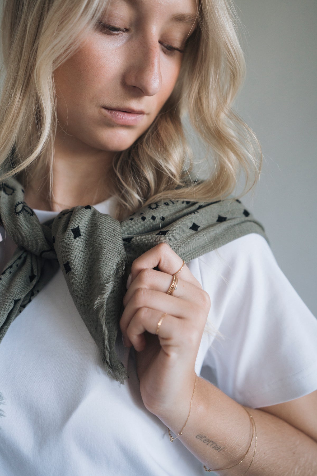 Tuch mit Muster "MyaDLL" light khaki