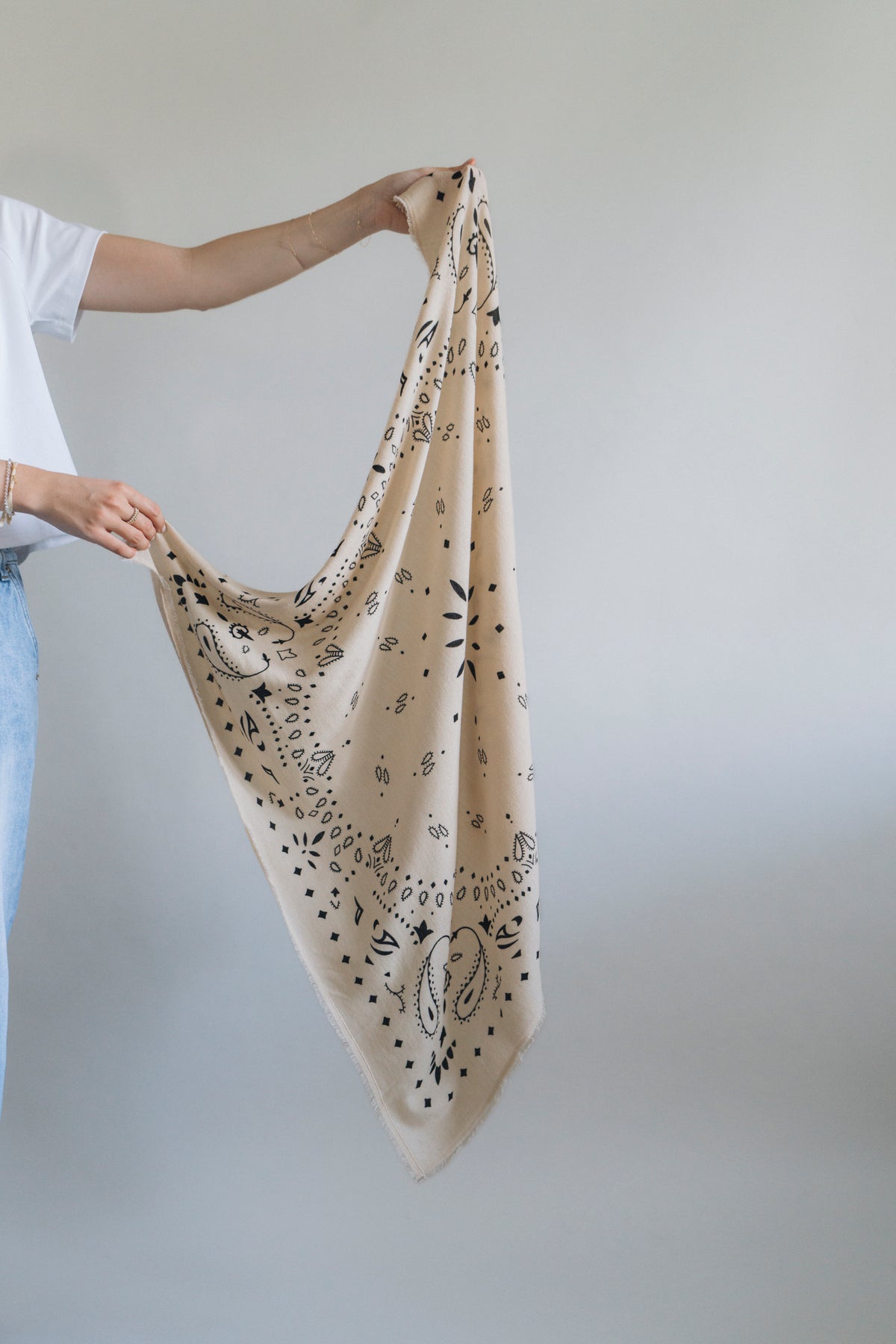 Tuch mit Muster "MyaDLL" beige