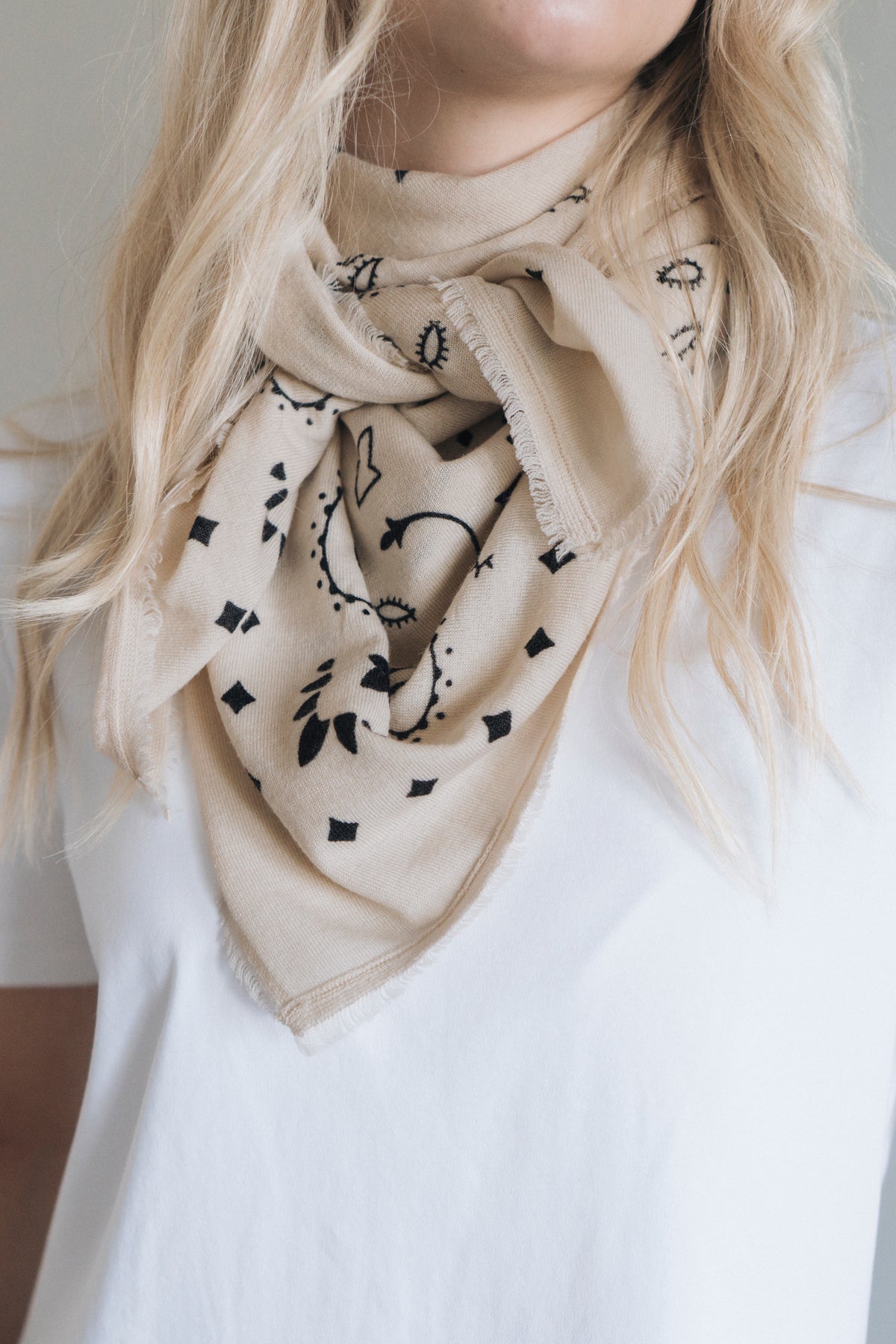 Tuch mit Muster "MyaDLL" beige