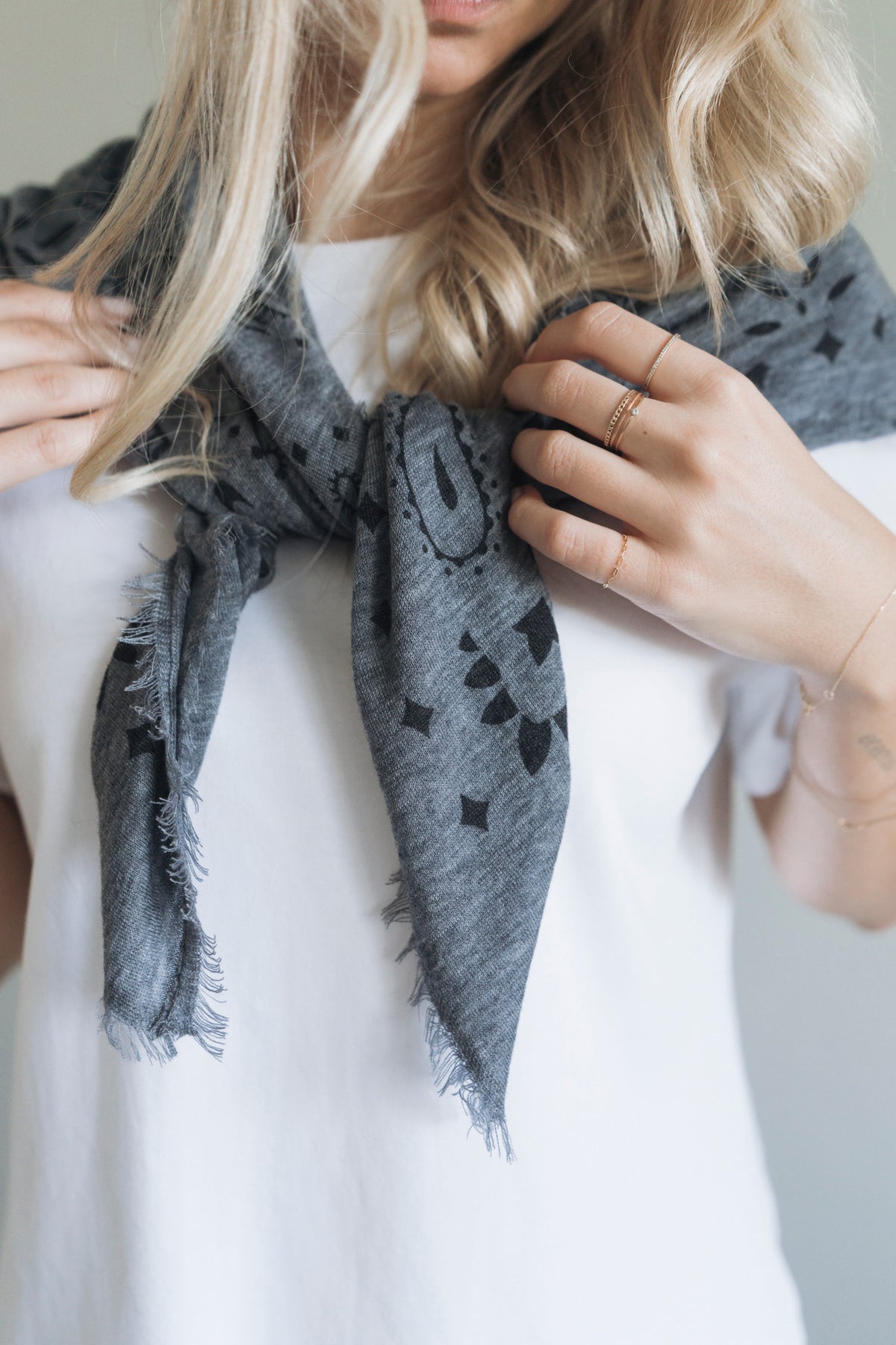 Tuch mit Muster "MyaDLL" dark grey