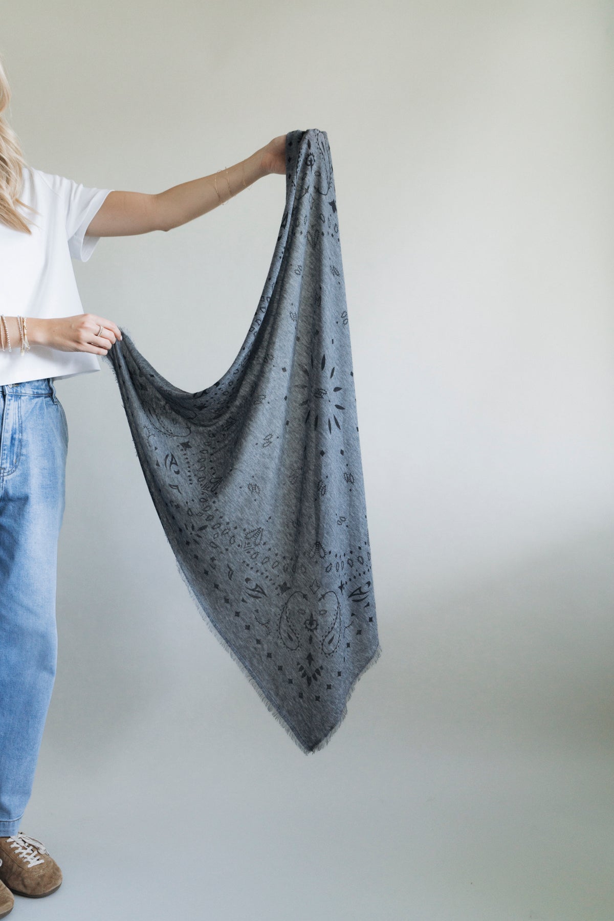 Tuch mit Muster "MyaDLL" dark grey