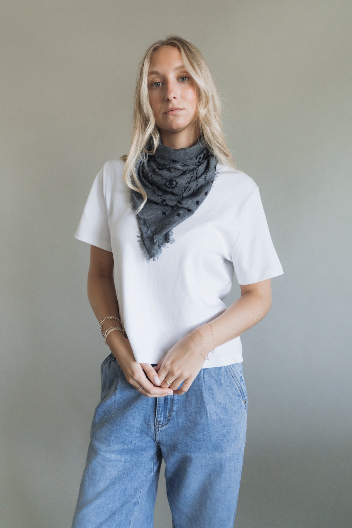 Tuch mit Muster "MyaDLL" dark grey