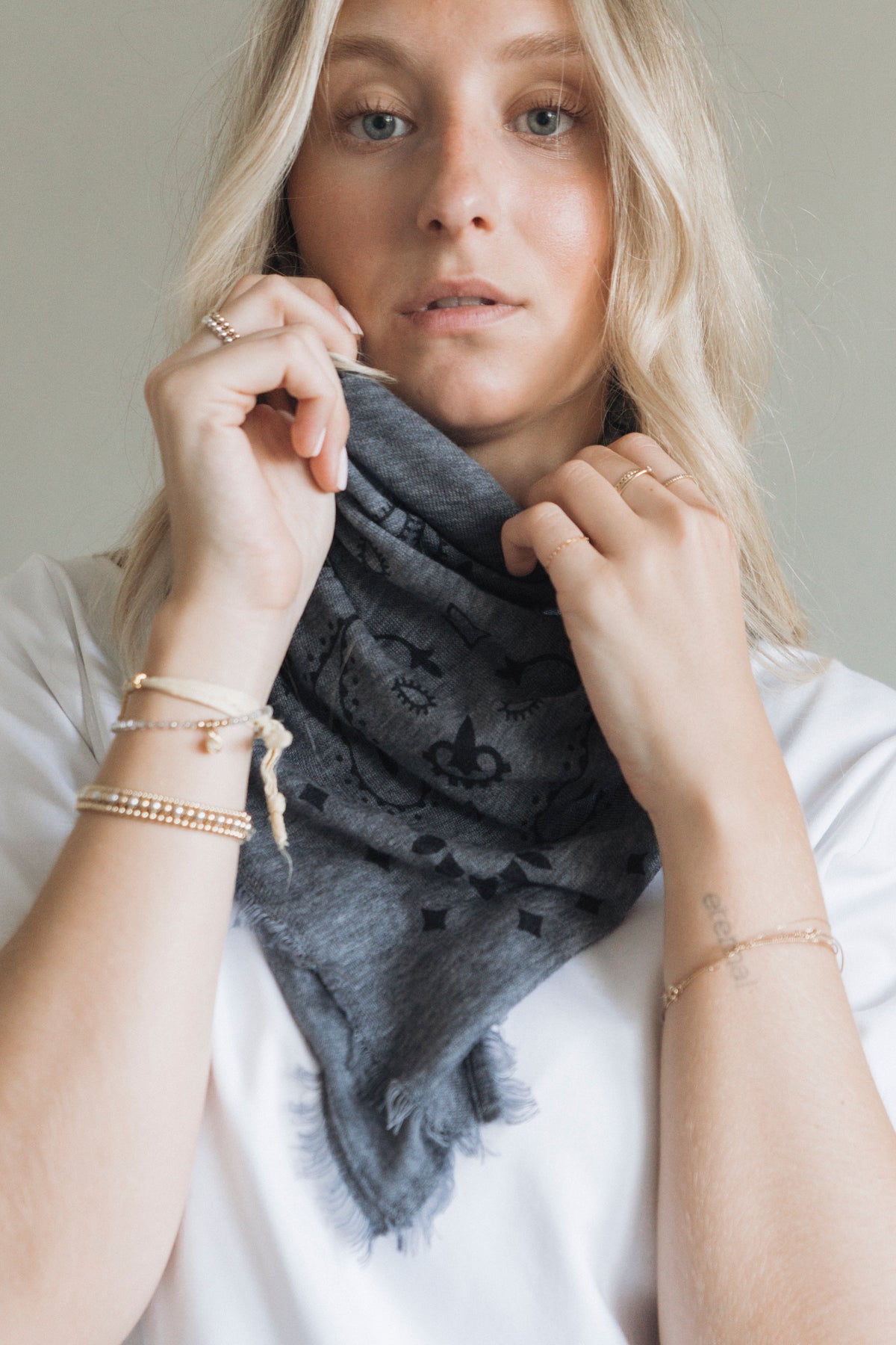 Tuch mit Muster "MyaDLL" dark grey