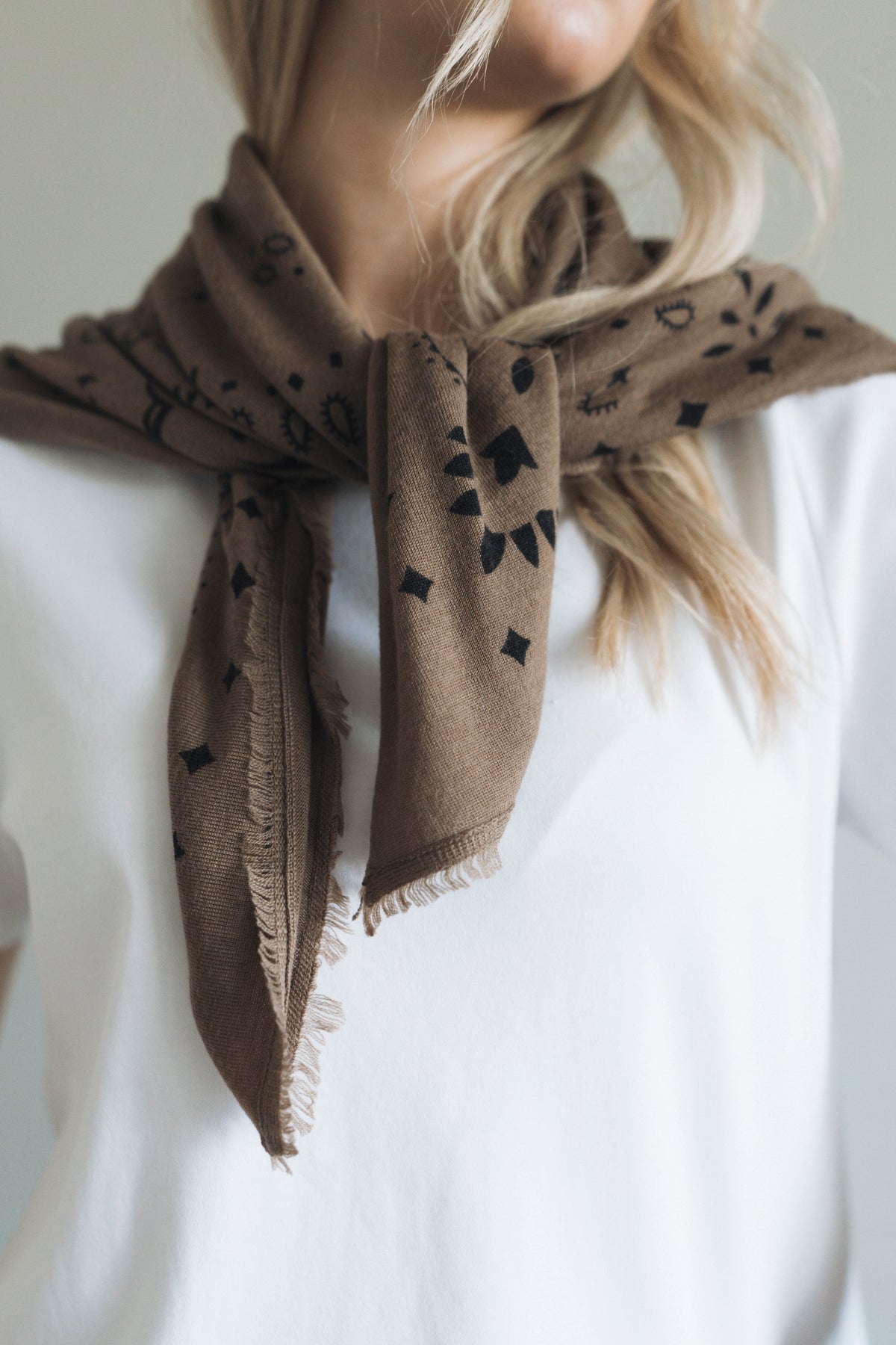 Tuch mit Muster "MyaDLL" brown