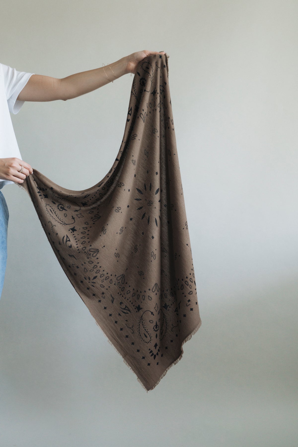 Tuch mit Muster "MyaDLL" brown
