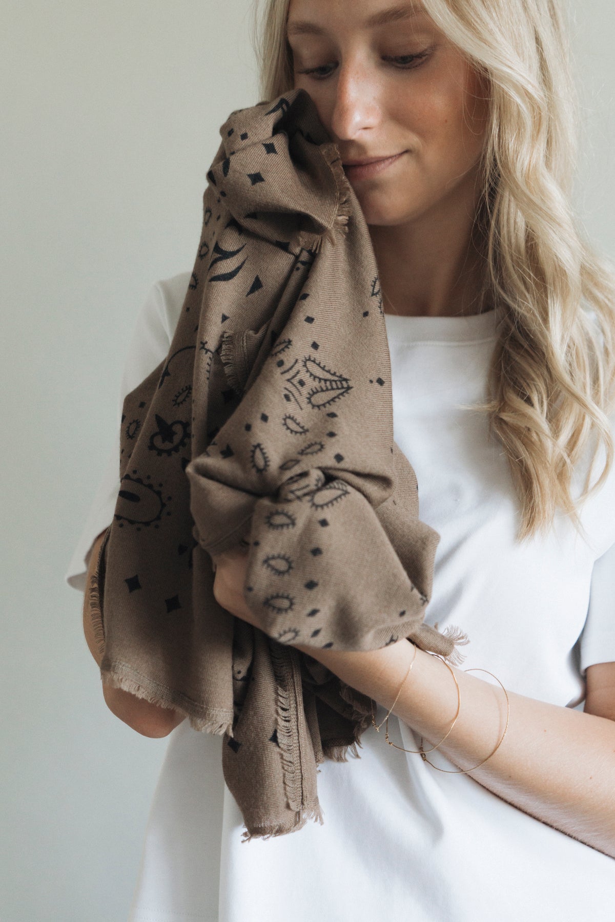 Tuch mit Muster "MyaDLL" brown