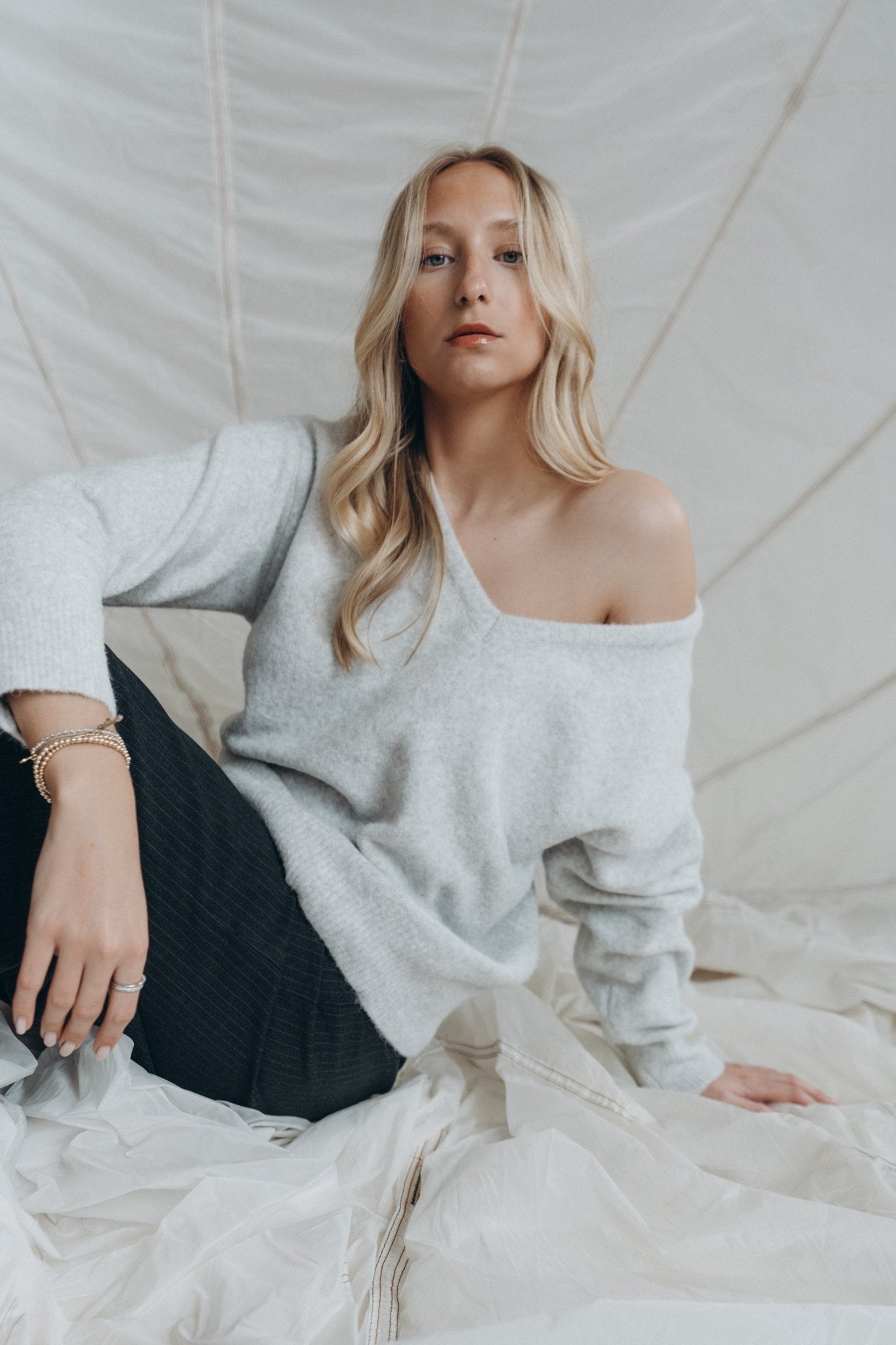 V - Neck Pullover "AriaDLL" light grey - Dein Lieblingsladen Concept