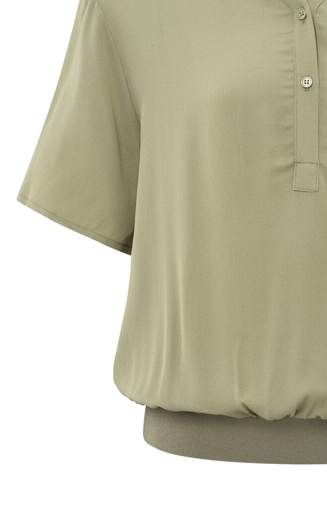 Gewebtes Polohemd mit geripptem Saum