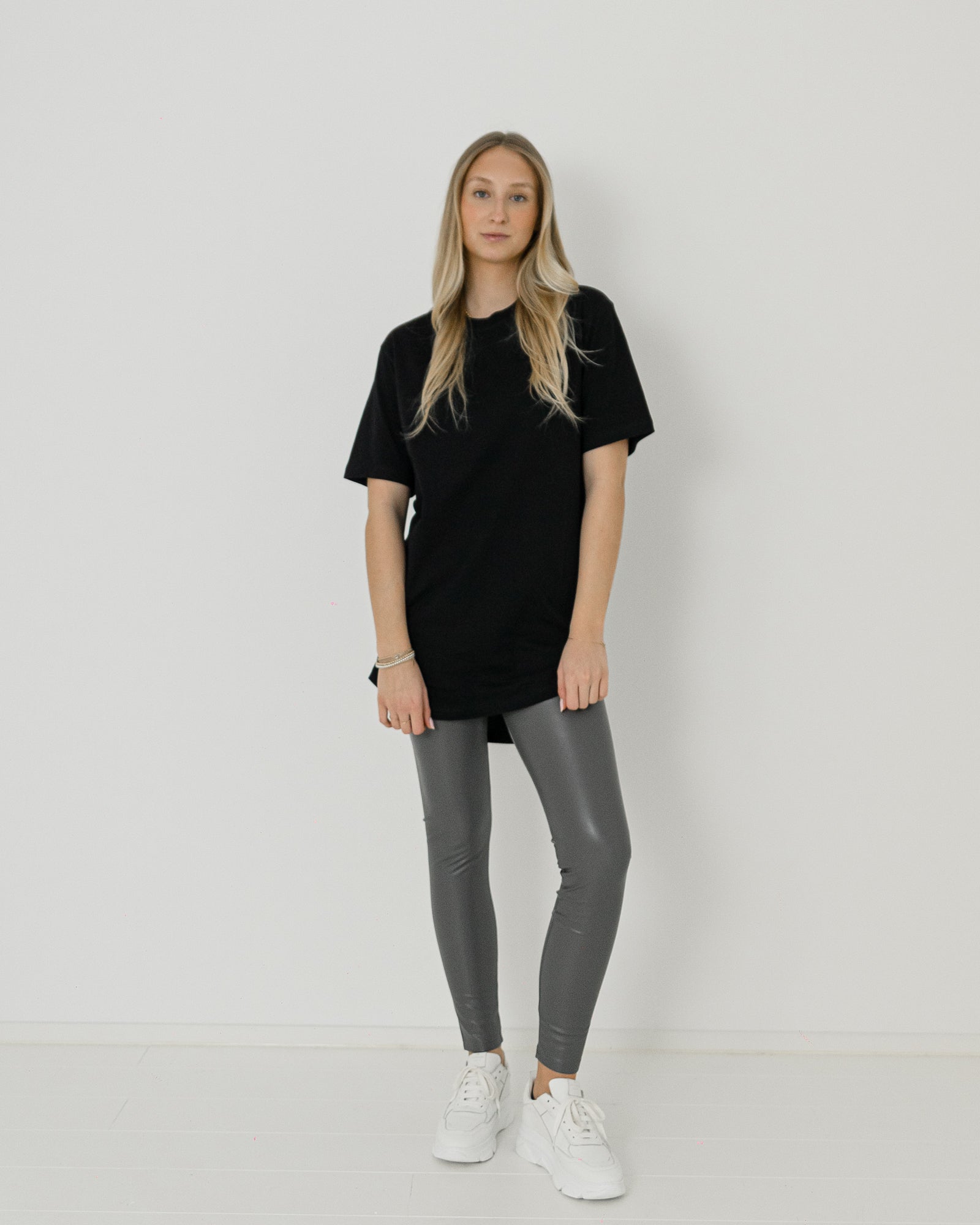 Basic-Longshirt „UnderneathDLL“ black