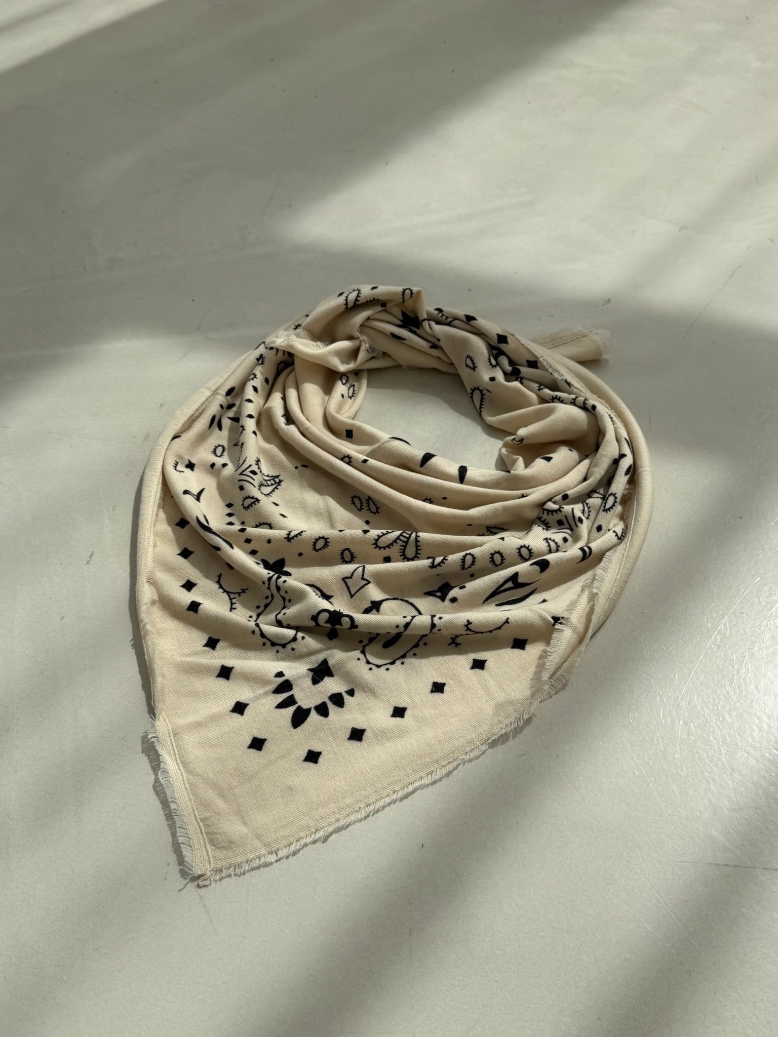 Tuch mit Muster "MyaDLL" beige