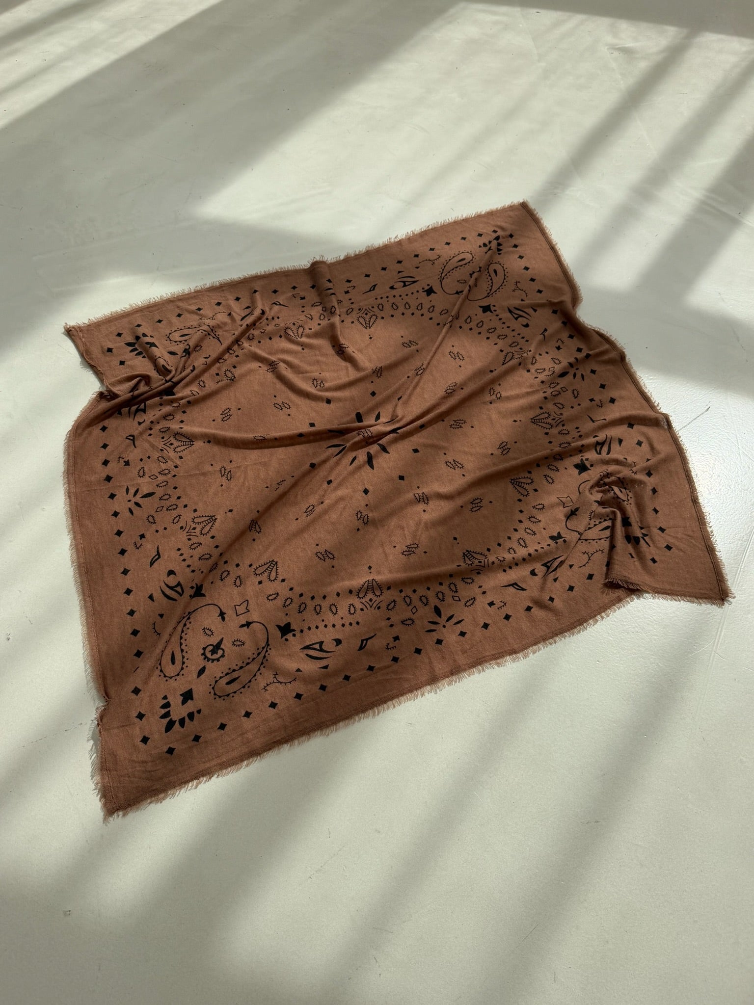 Tuch mit Muster "MyaDLL" camel