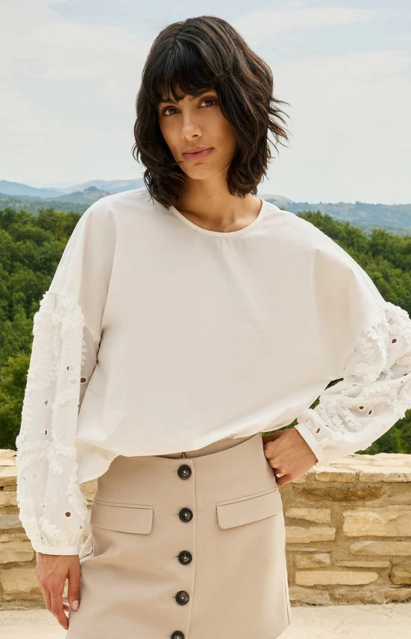 Bluse mit bestickten Ärmeln und Rundhalsausschnitt