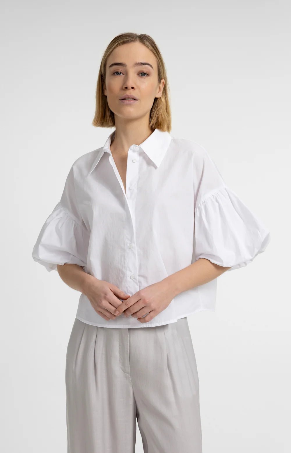 Bluse mit voluminösen Ballonärmeln und klassischem Kragen - Dein Lieblingsladen Concept