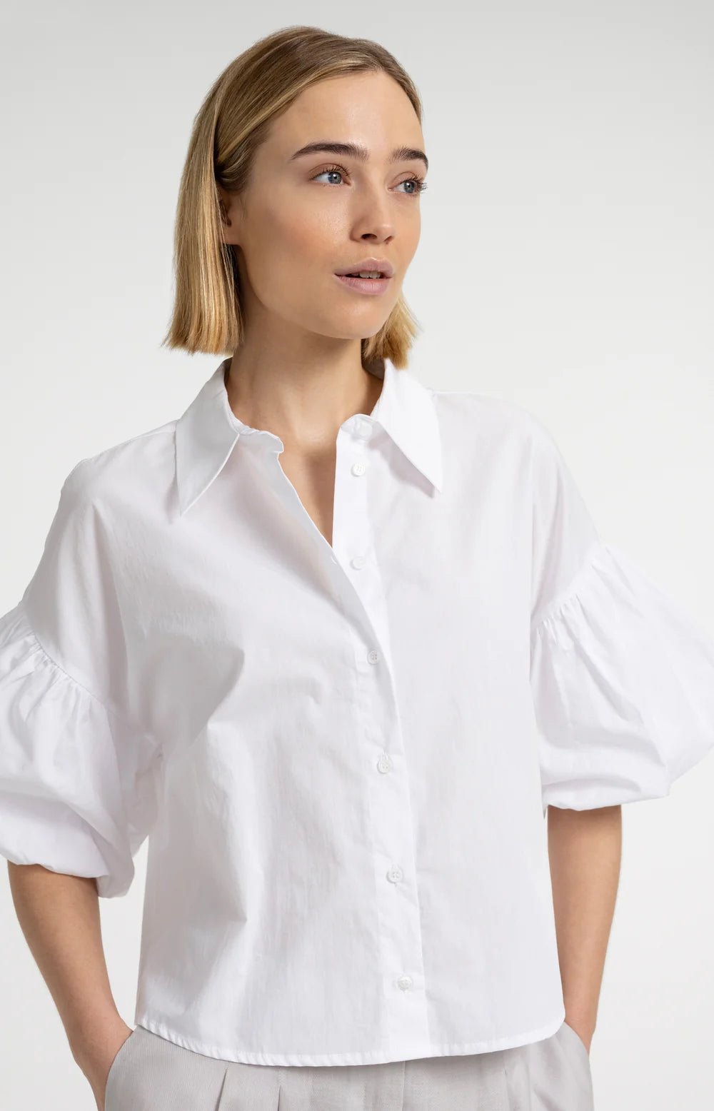 Bluse mit voluminösen Ballonärmeln und klassischem Kragen - Dein Lieblingsladen Concept