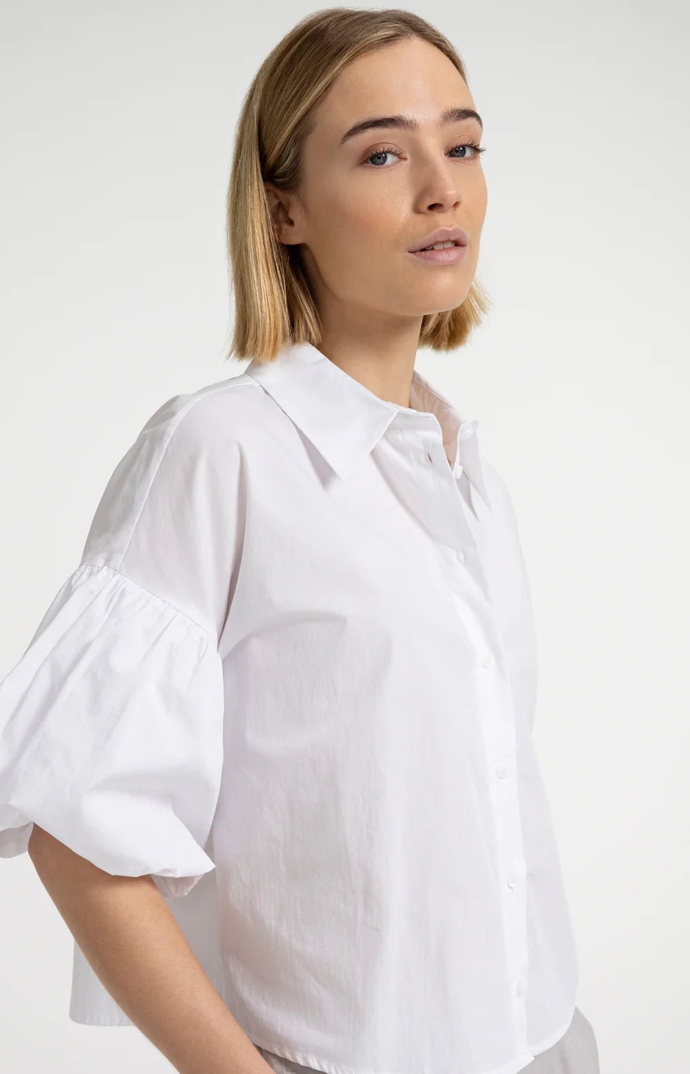 Bluse mit voluminösen Ballonärmeln und klassischem Kragen - Dein Lieblingsladen Concept