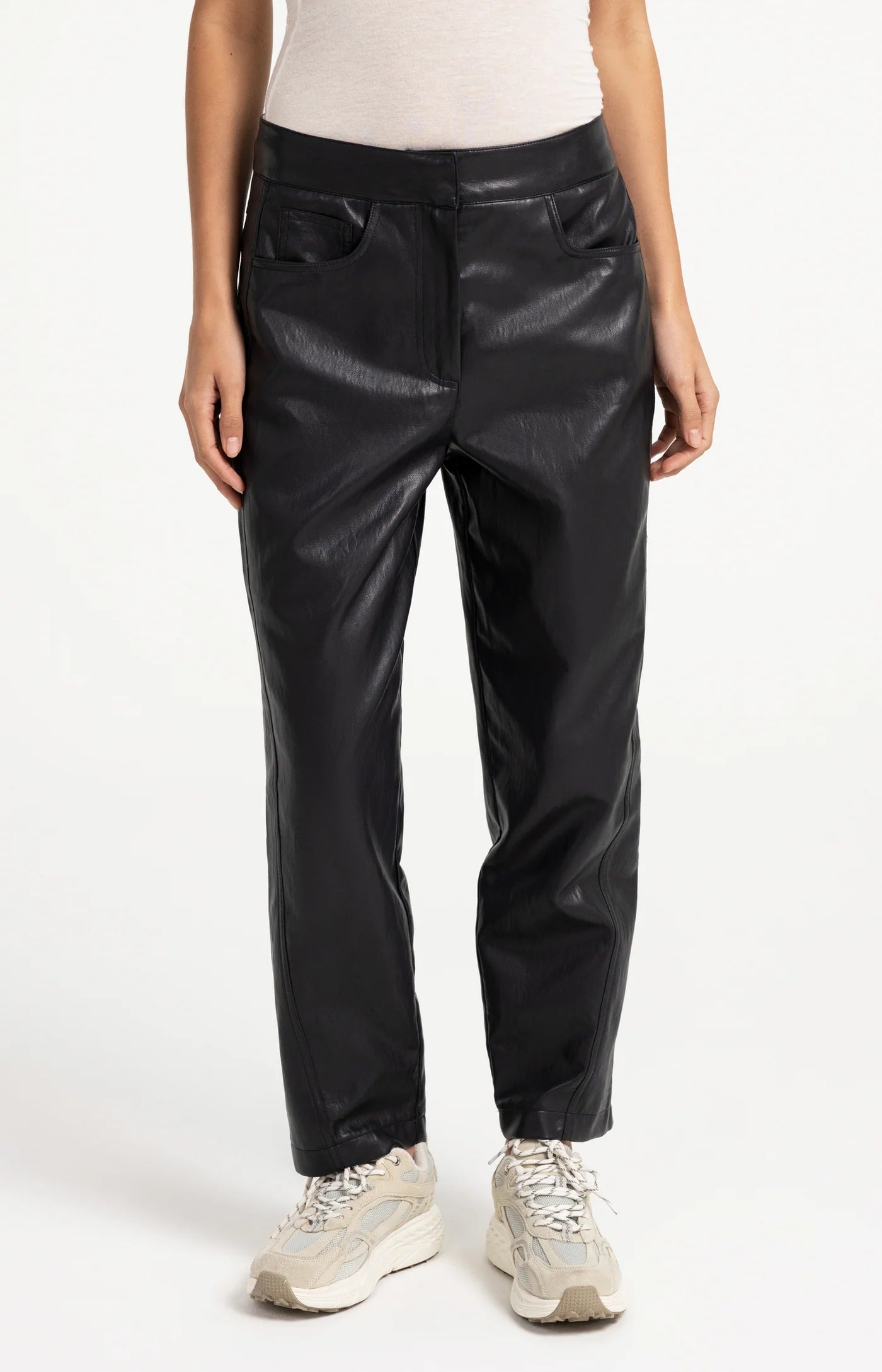 Karottenförmige Hose aus Kunstleder mit Ziernähten hole black