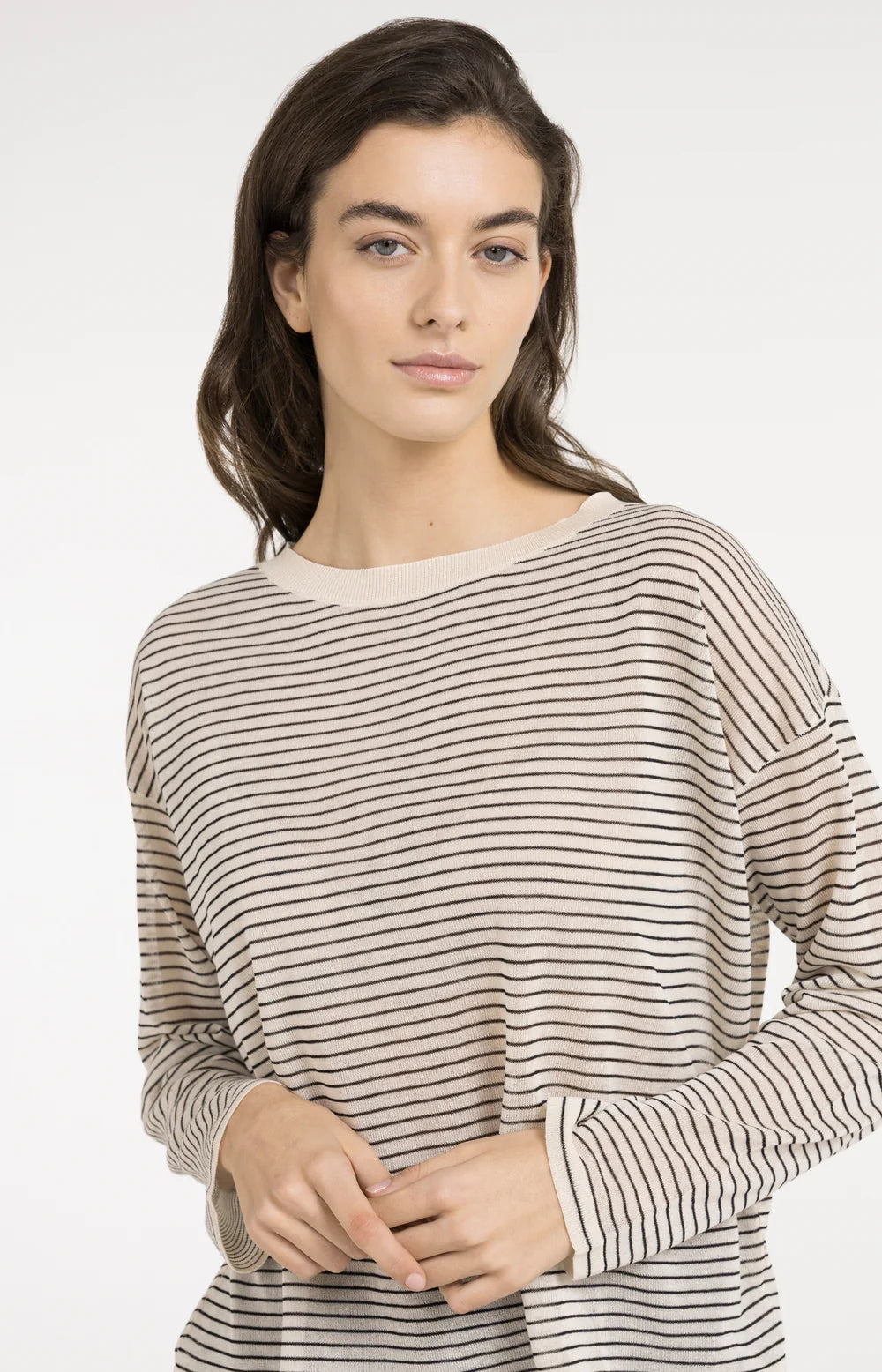 Leicht durchscheinender Feinstrickpullover mit Streifen