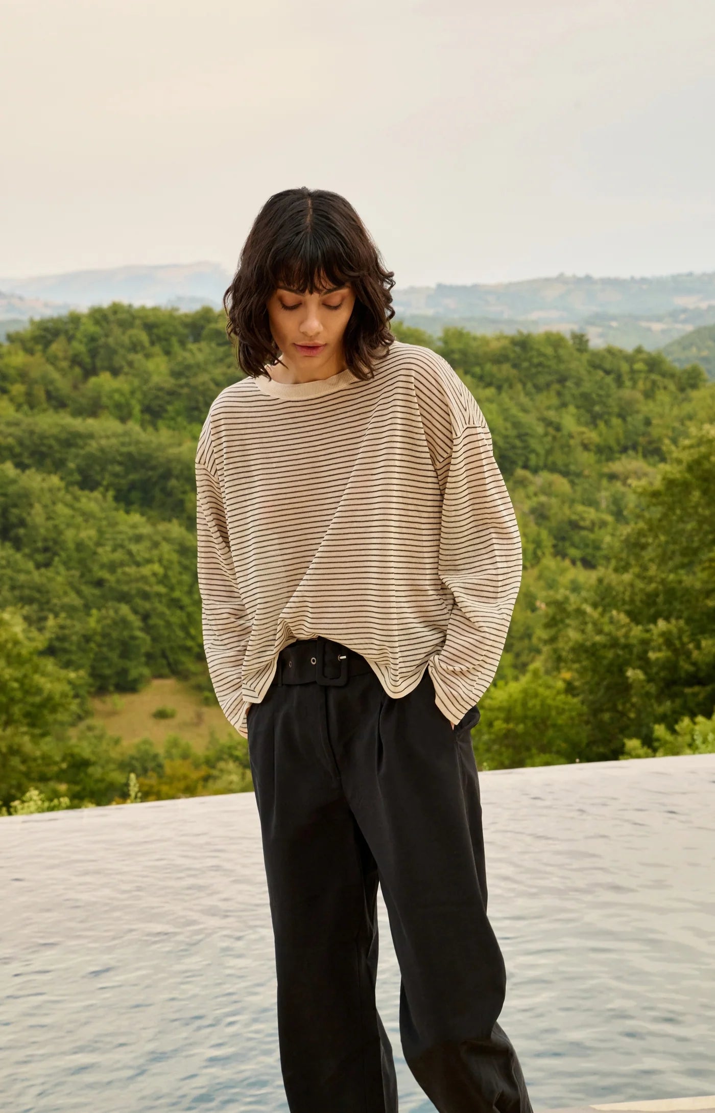 Leicht durchscheinender Feinstrickpullover mit Streifen
