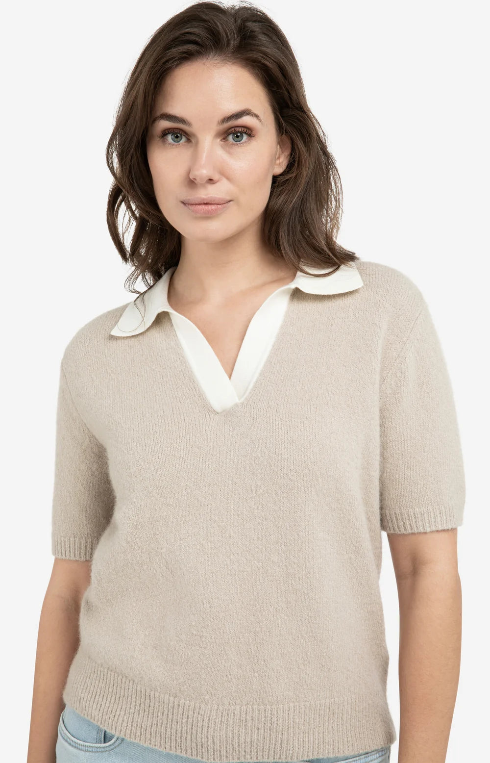 Kurzärmeliger Strickpullover mit kontrastierenden Kragen