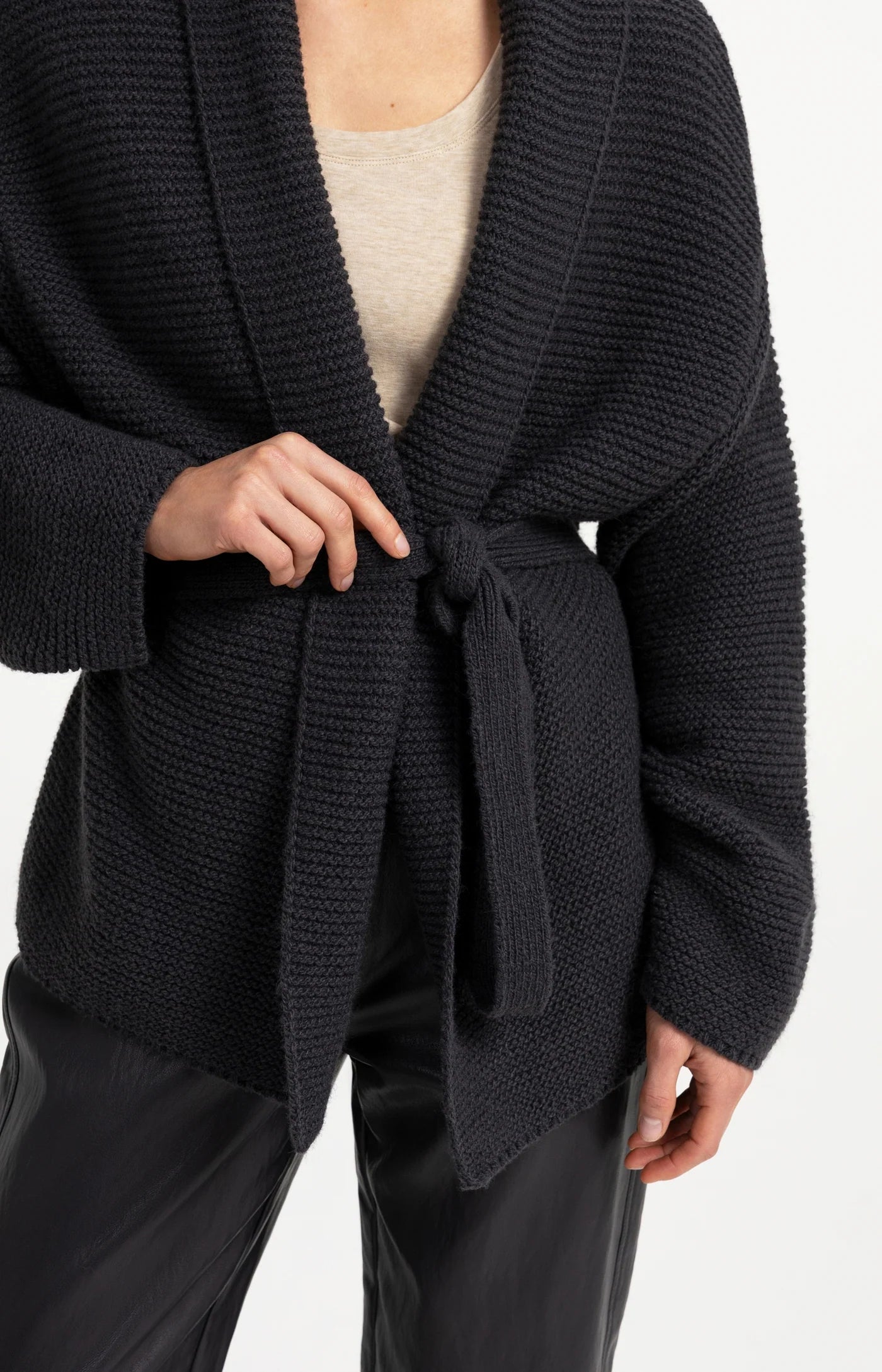 Langärmeliger Strick-Cardigan in Wickeloptik hole black