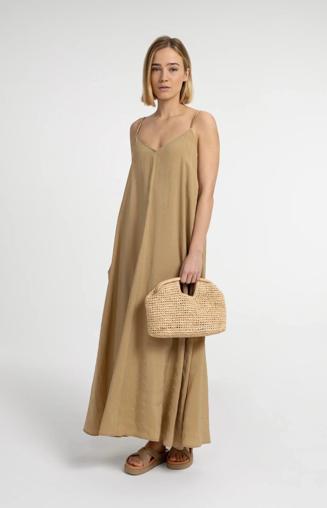Langes Trägerkleid mit V-Ausschnitt-safari brown - Dein Lieblingsladen Concept