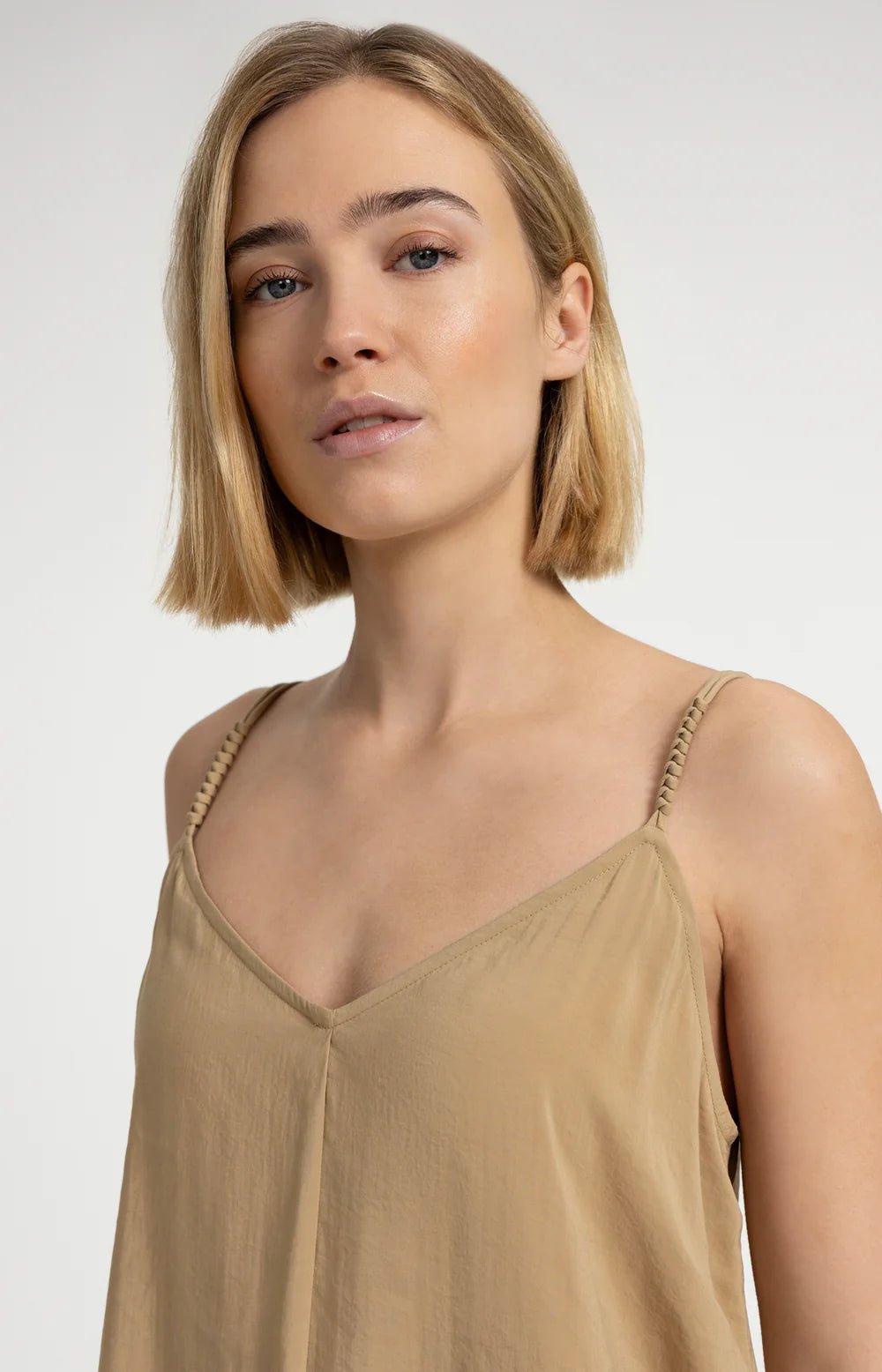 Langes Trägerkleid mit V-Ausschnitt-safari brown - Dein Lieblingsladen Concept