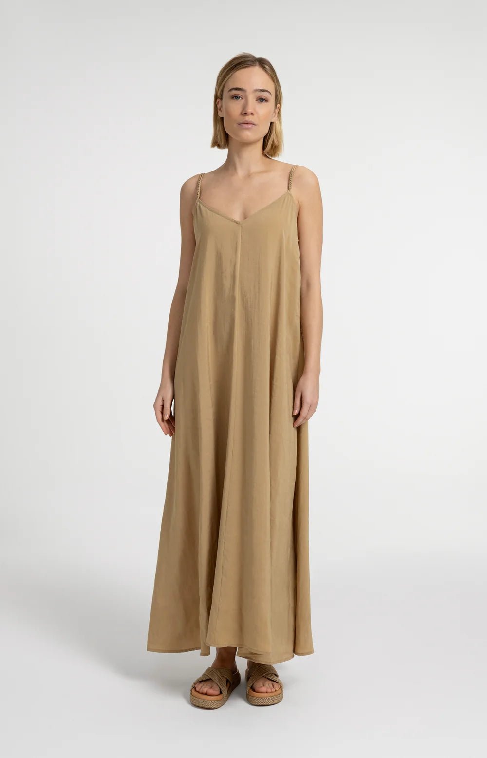 Langes Trägerkleid mit V-Ausschnitt-safari brown - Dein Lieblingsladen Concept