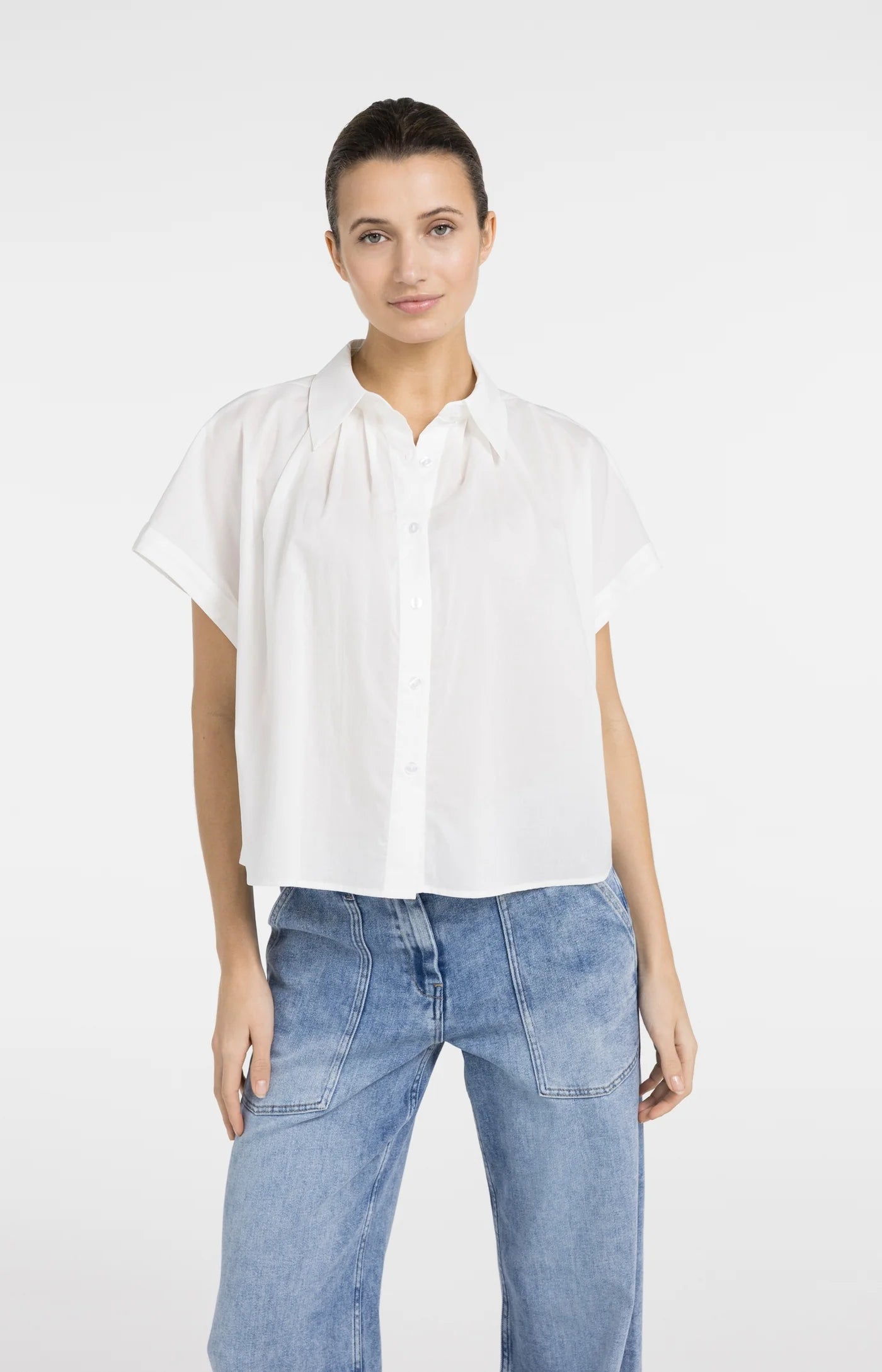 Ärmellose Bluse mit Zierknöpfen