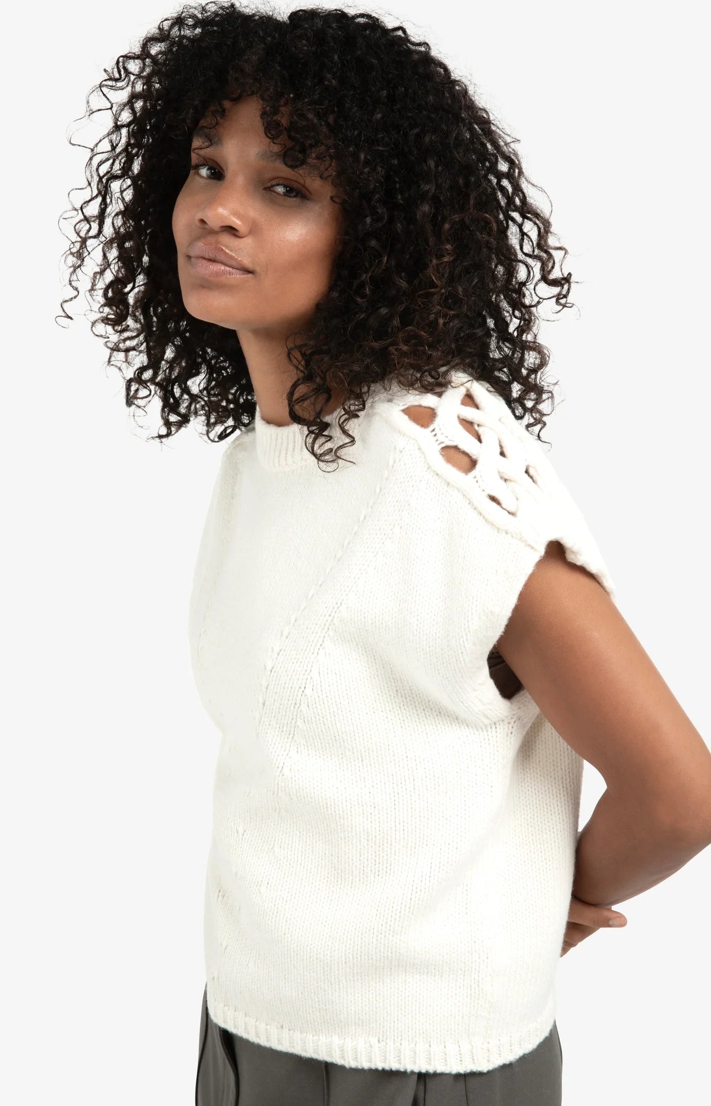 Ärmelloser Pullover mit Zopfmuster