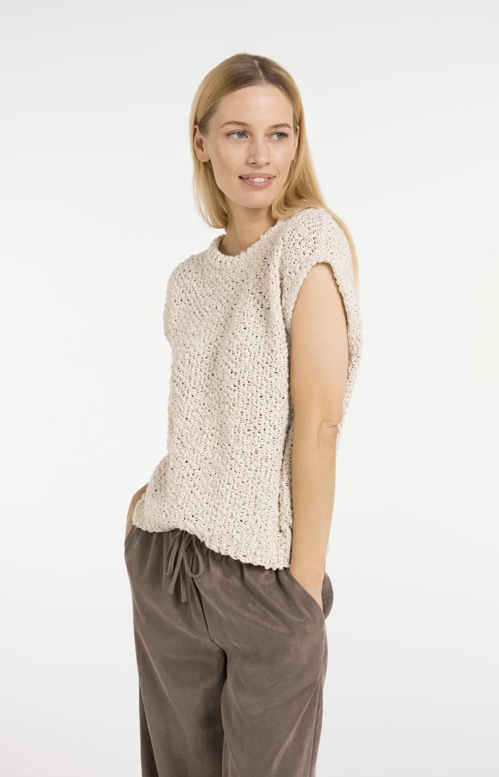 Ärmelloser Pullover mit offenem Strickmuster