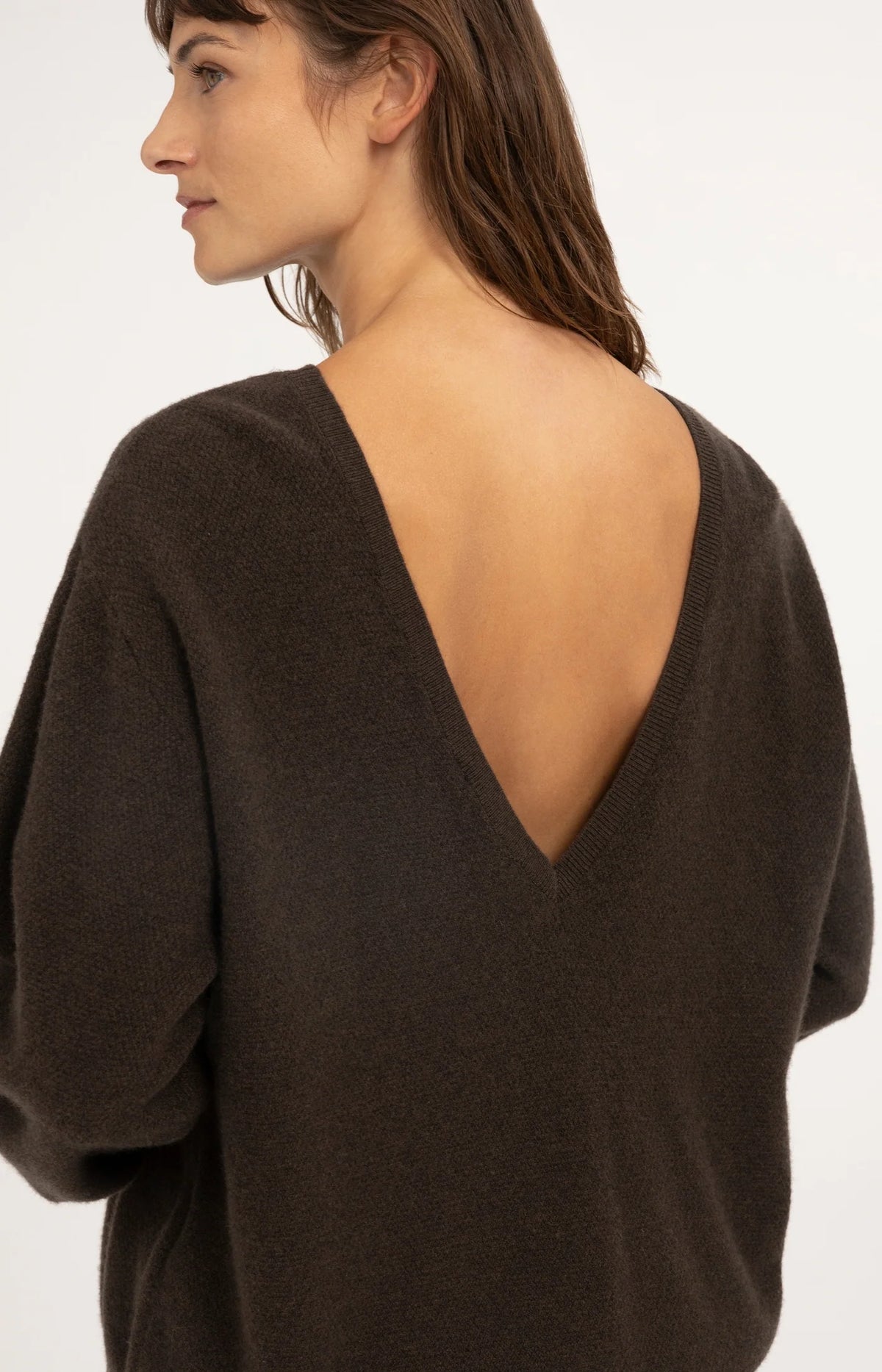 Strukturierter Pullover mit tiefem V-Ausschnitt hinten