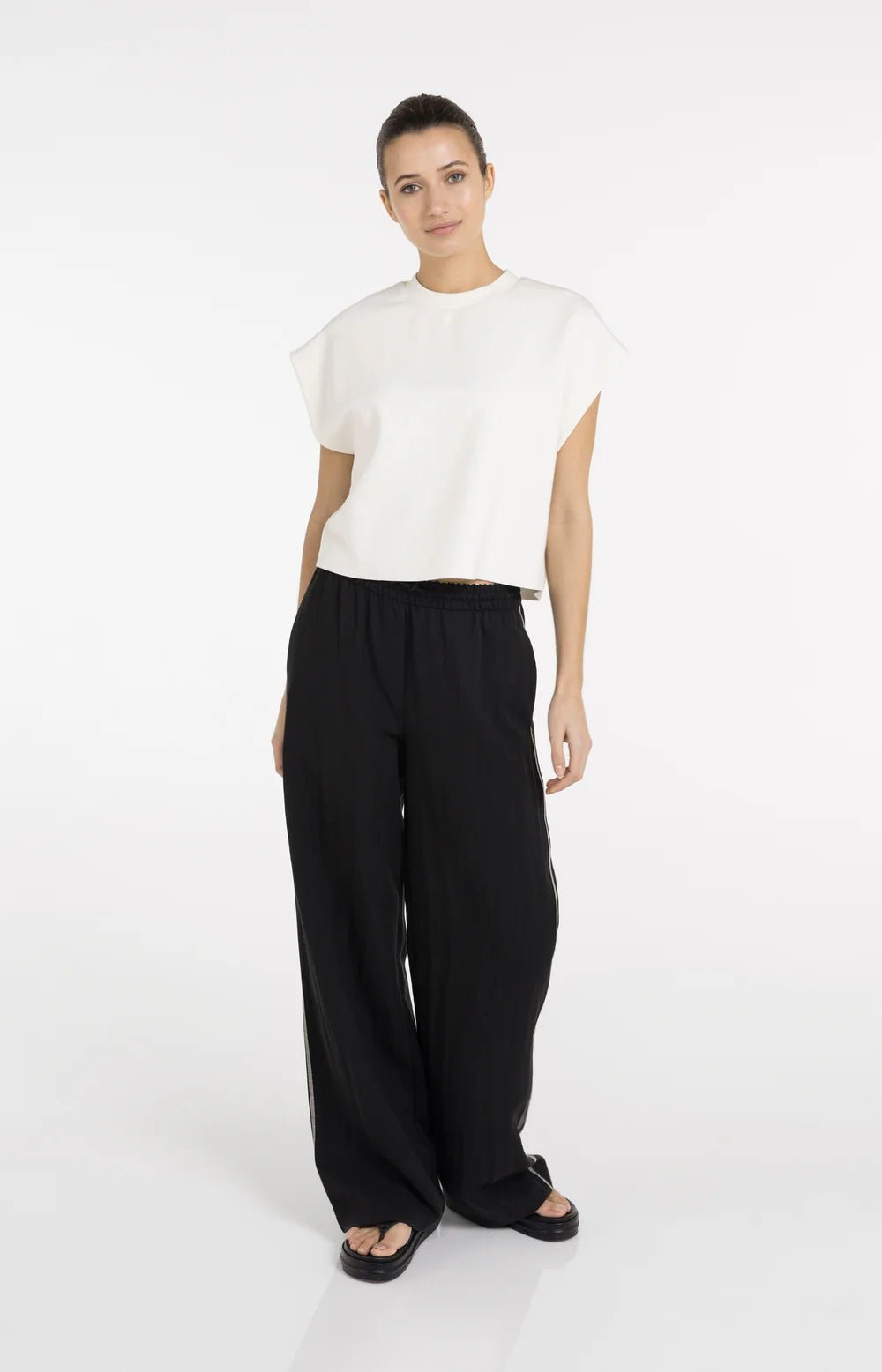 Hose mit weitem Bein und Kontrastnähten Black