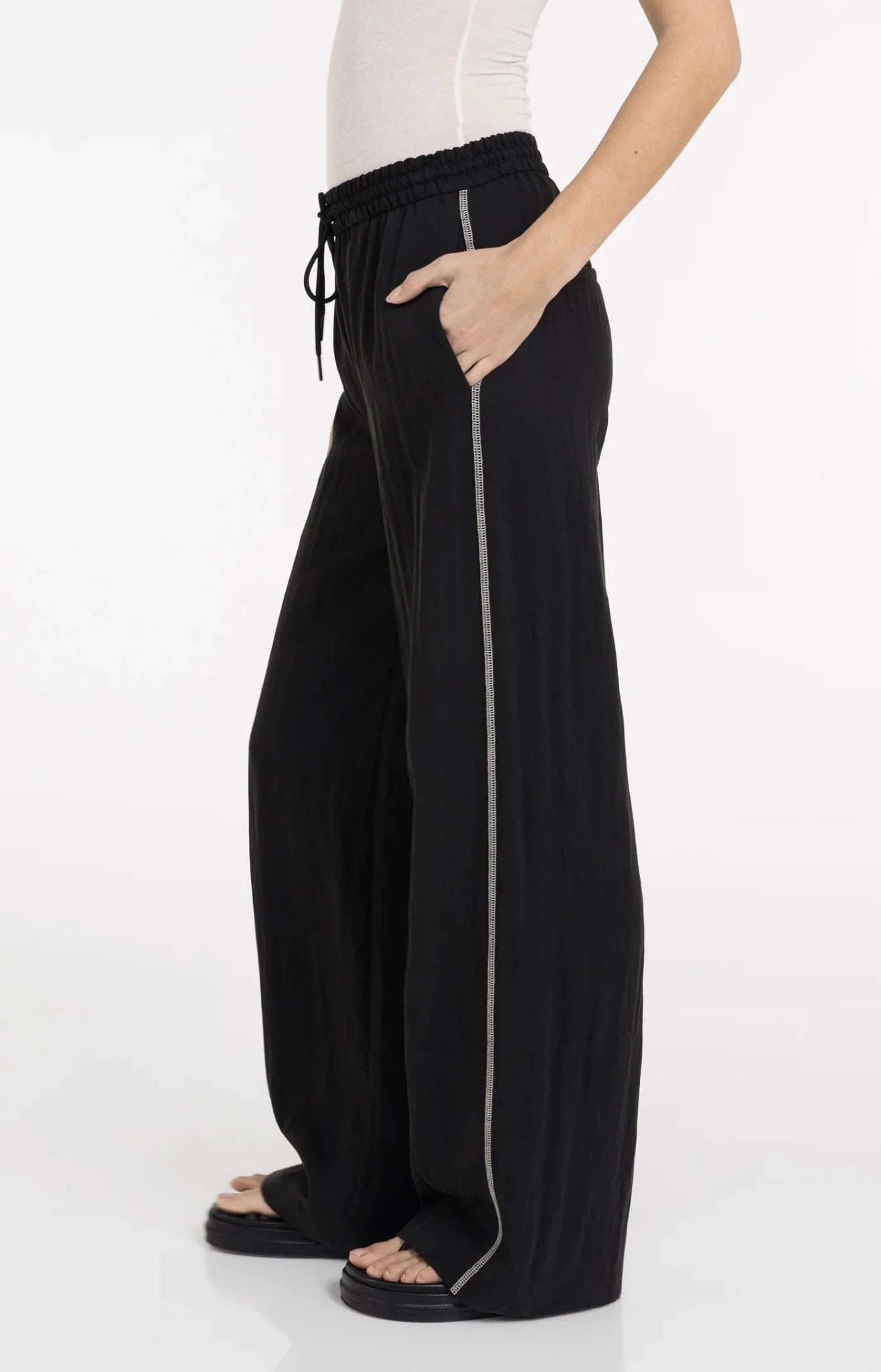 Hose mit weitem Bein und Kontrastnähten Black