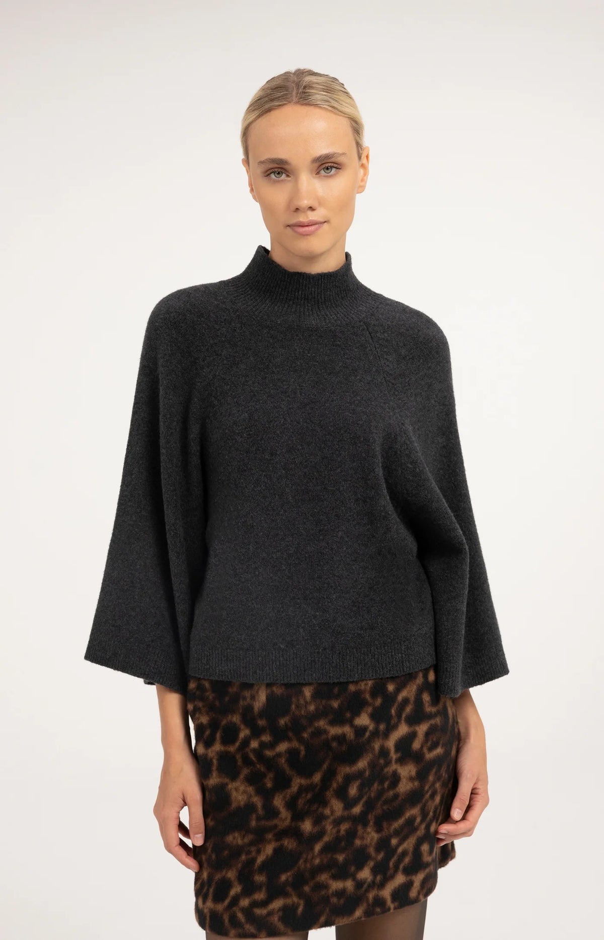 Pullover mit weiten Ärmeln und hohem Kragen
