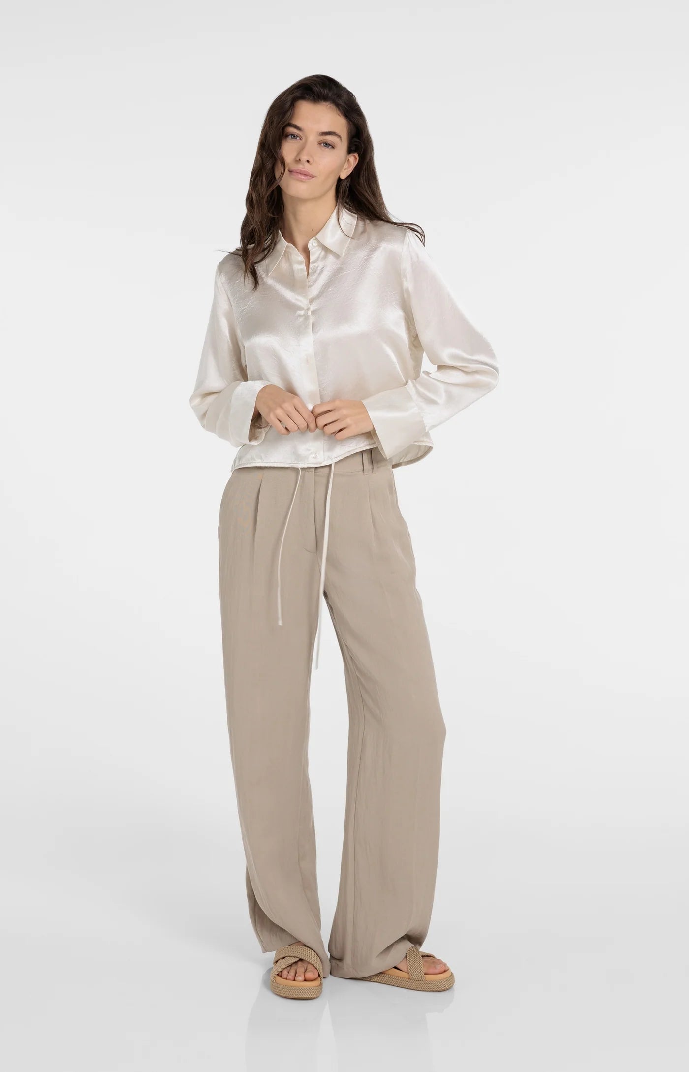 Bundfaltenhose aus Webstoff mit weitem Bein