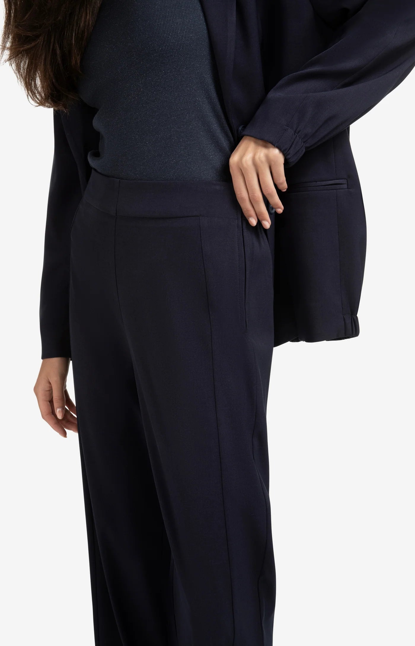 Gewebte Hose mit weitem Bein und Nahtdetails