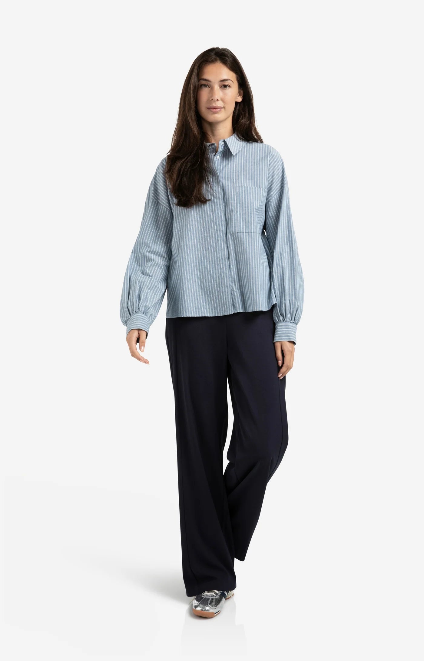 Gewebte Hose mit weitem Bein und Nahtdetails