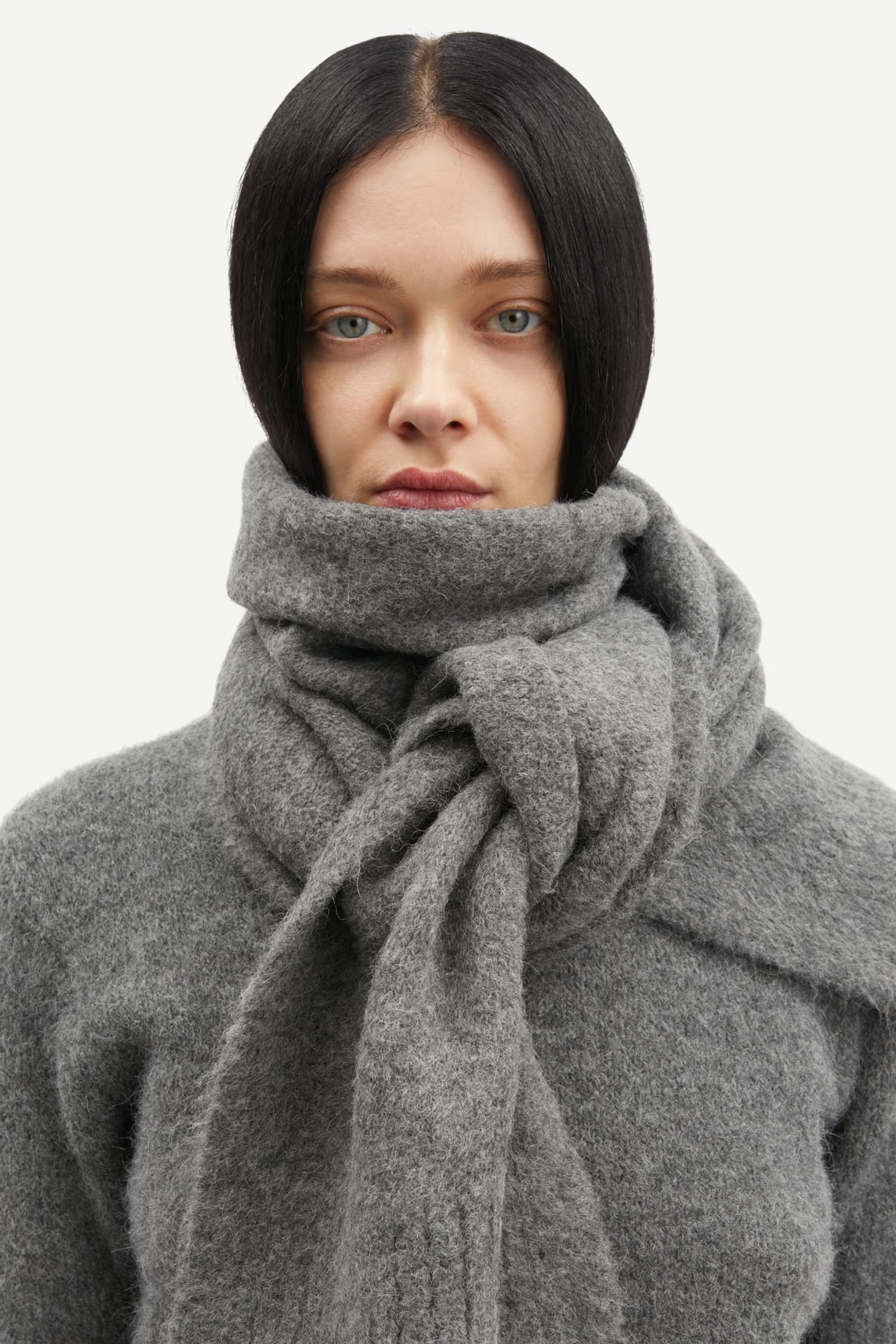 Scarf "Sajeanne" iron gate