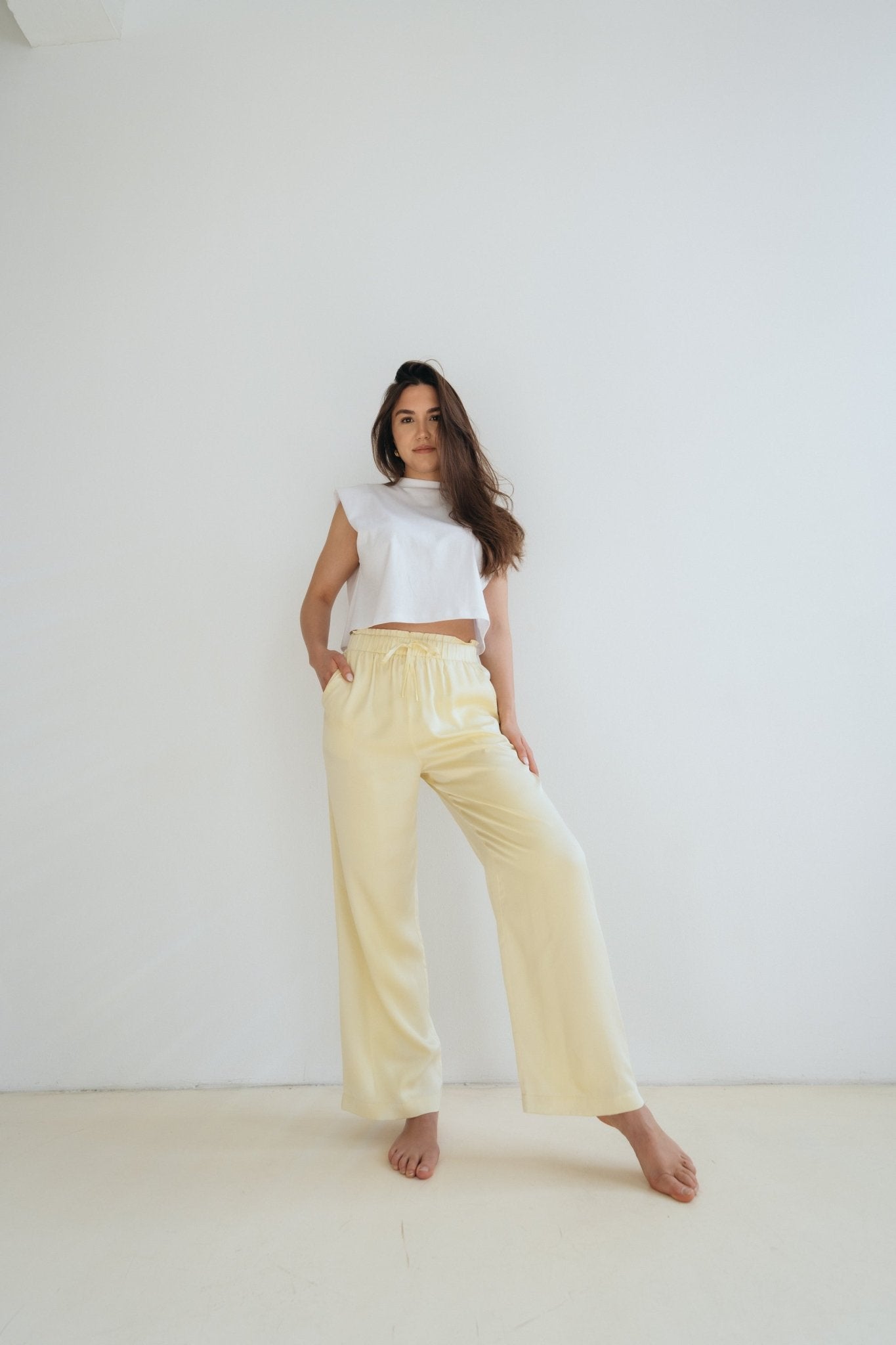 Satinhose "LivDLL" butter yellow - Dein Lieblingsladen Concept