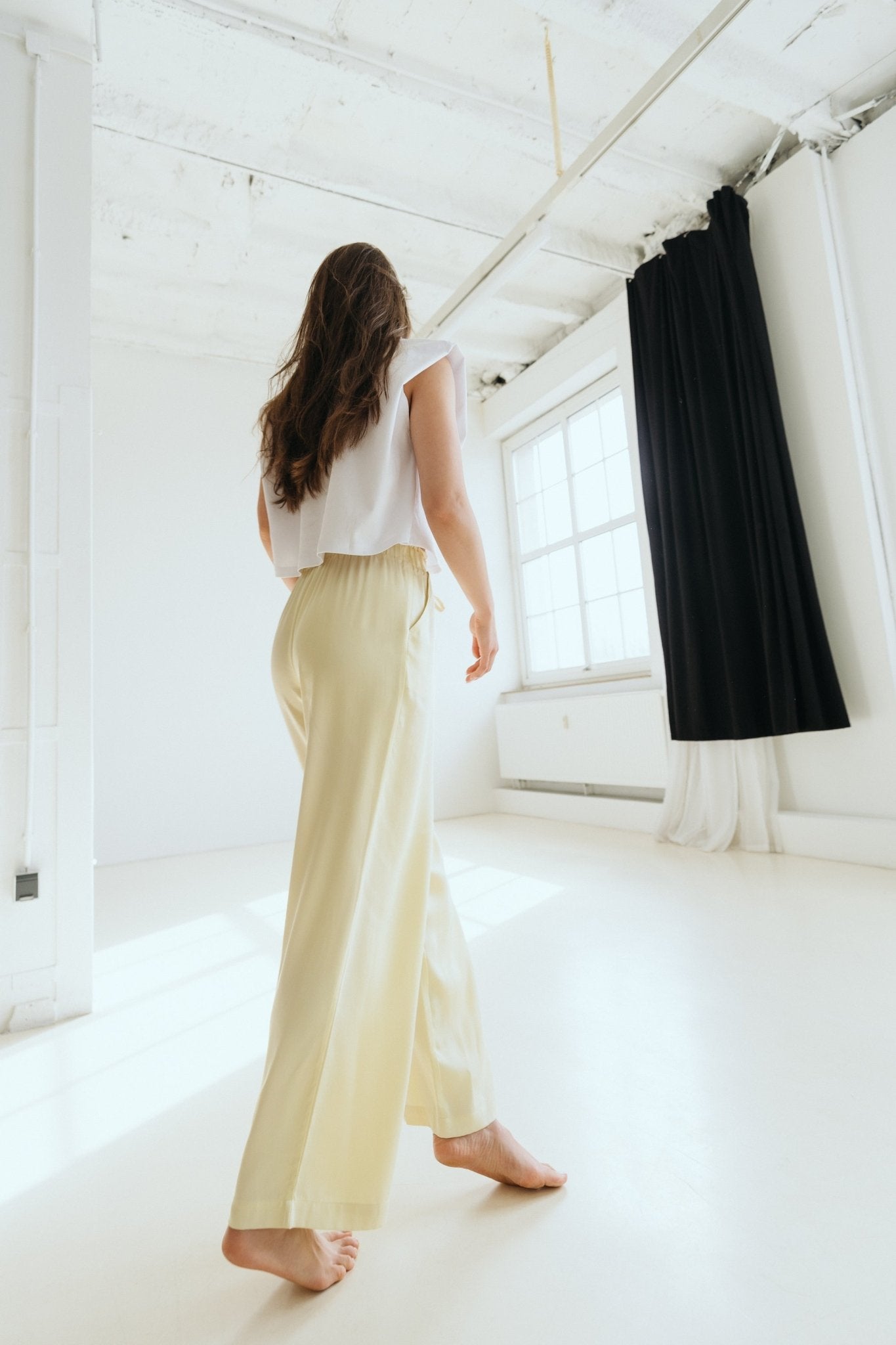 Satinhose "LivDLL" butter yellow - Dein Lieblingsladen Concept