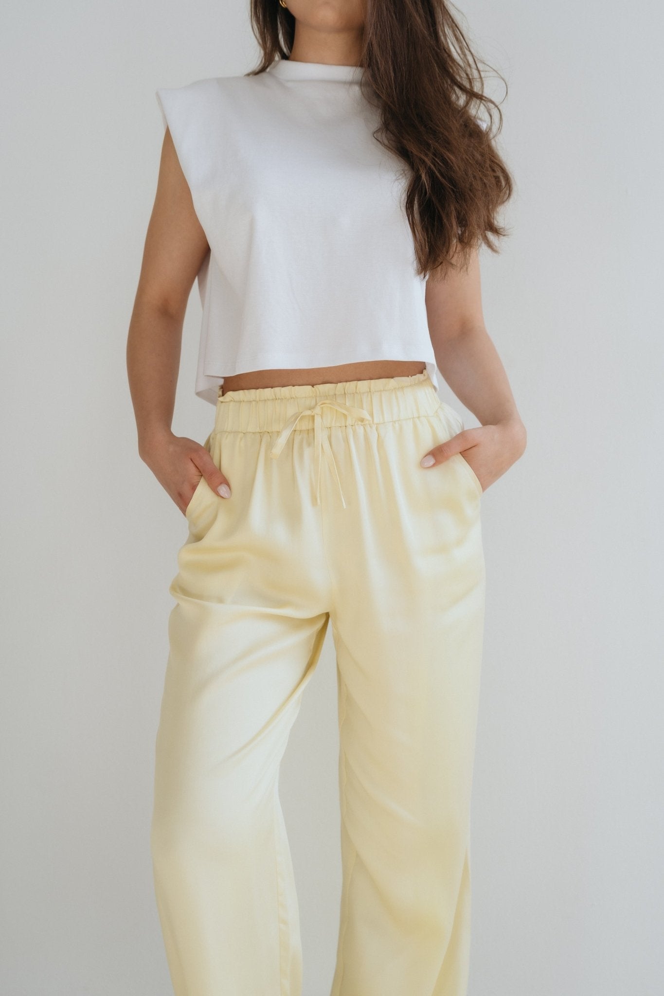 Satinhose "LivDLL" butter yellow - Dein Lieblingsladen Concept