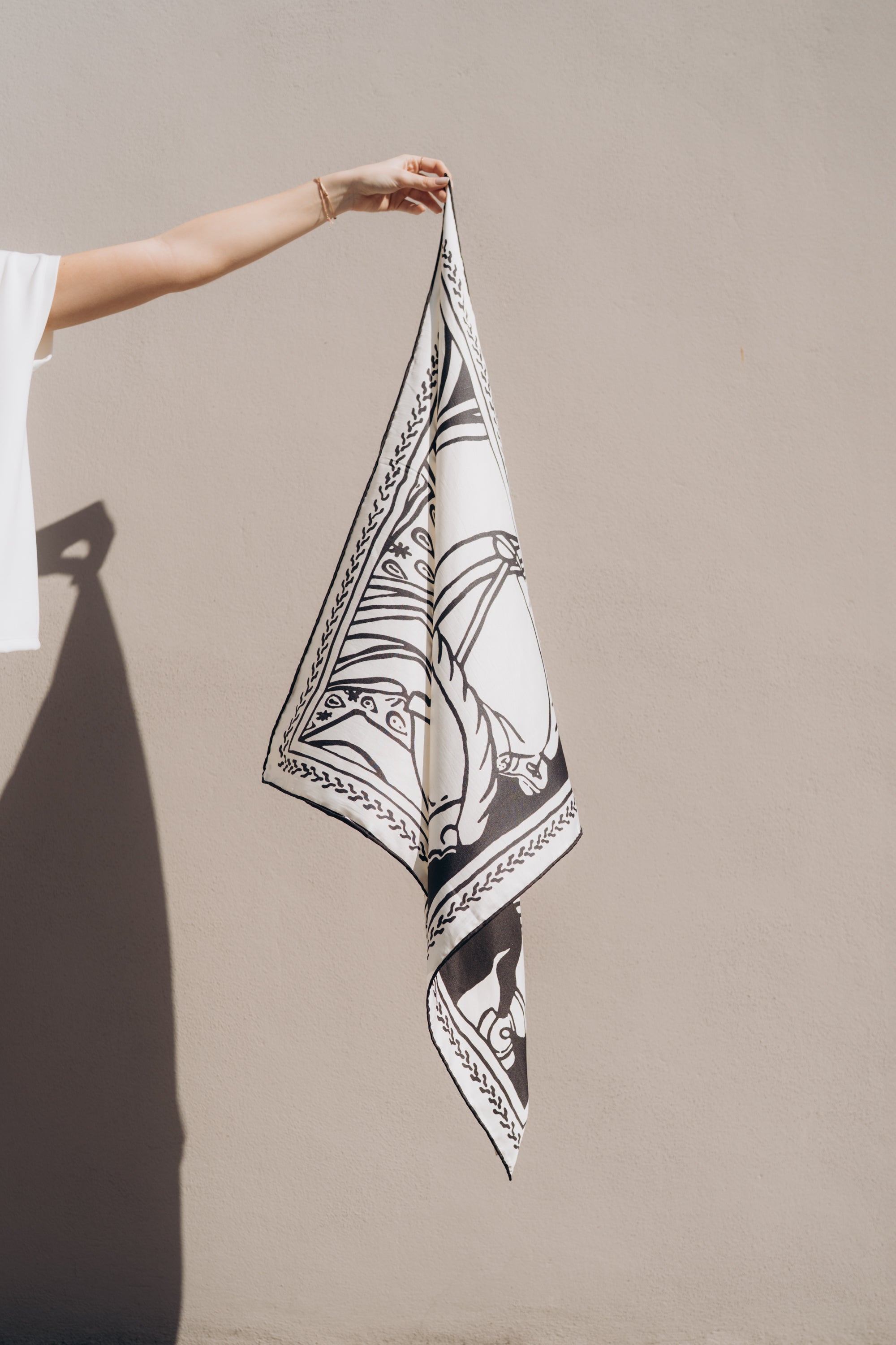 Tuch "LeoraDLL" white/black