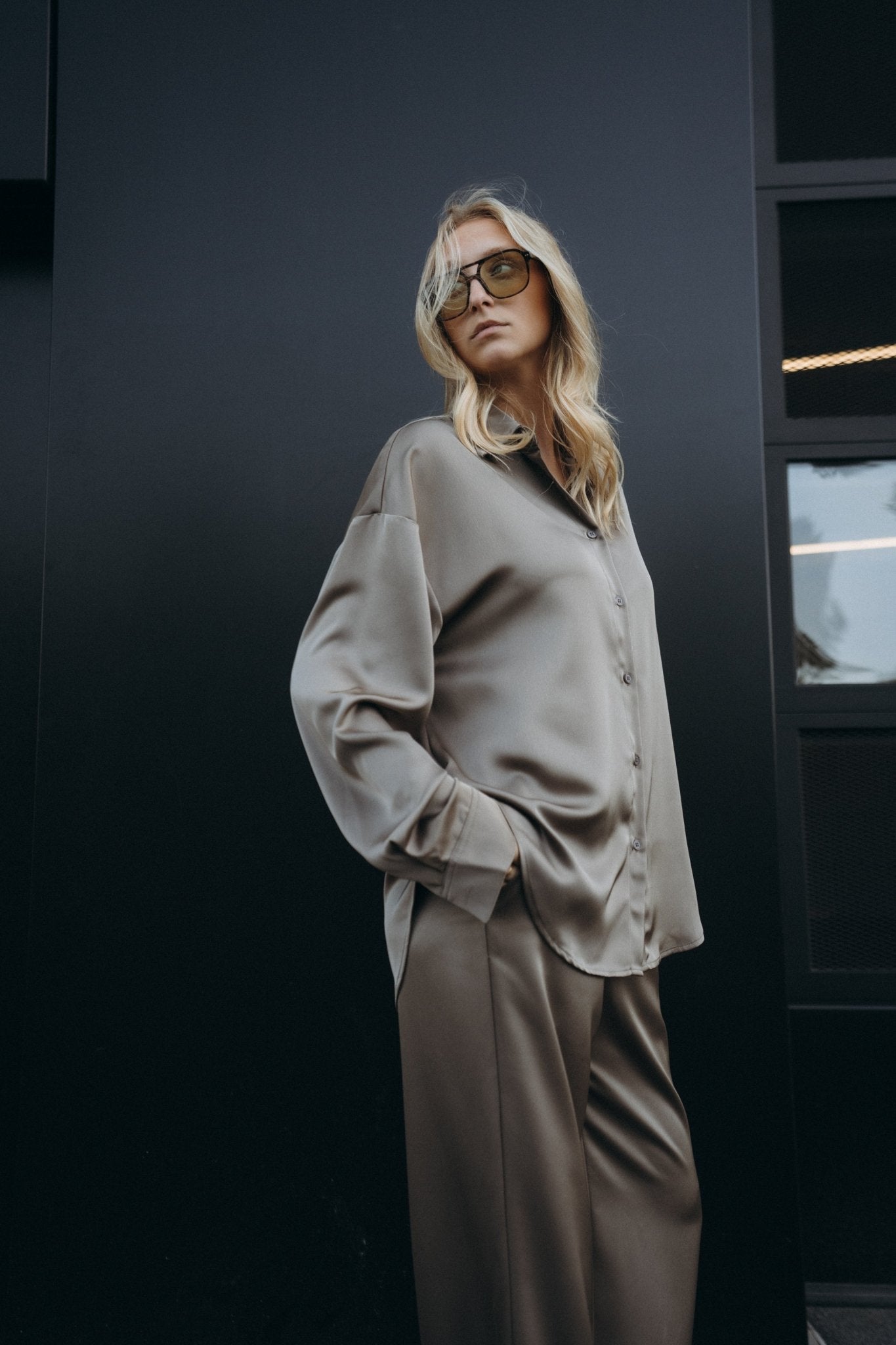 Satinbluse „WiebkeDLL“ dark taupe - Dein Lieblingsladen Concept
