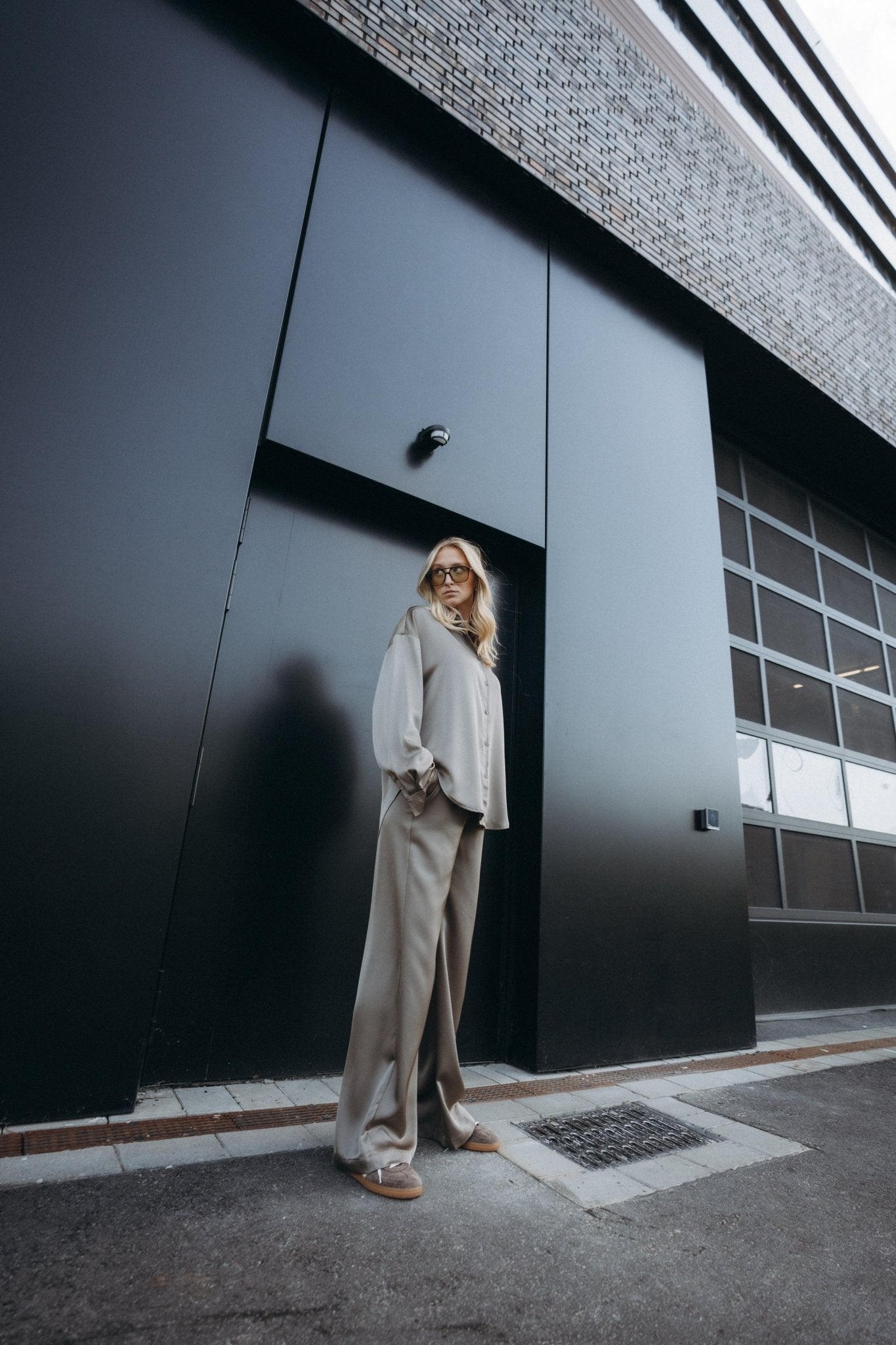 Satinhose „WandaDLL“ dark taupe - Dein Lieblingsladen Concept
