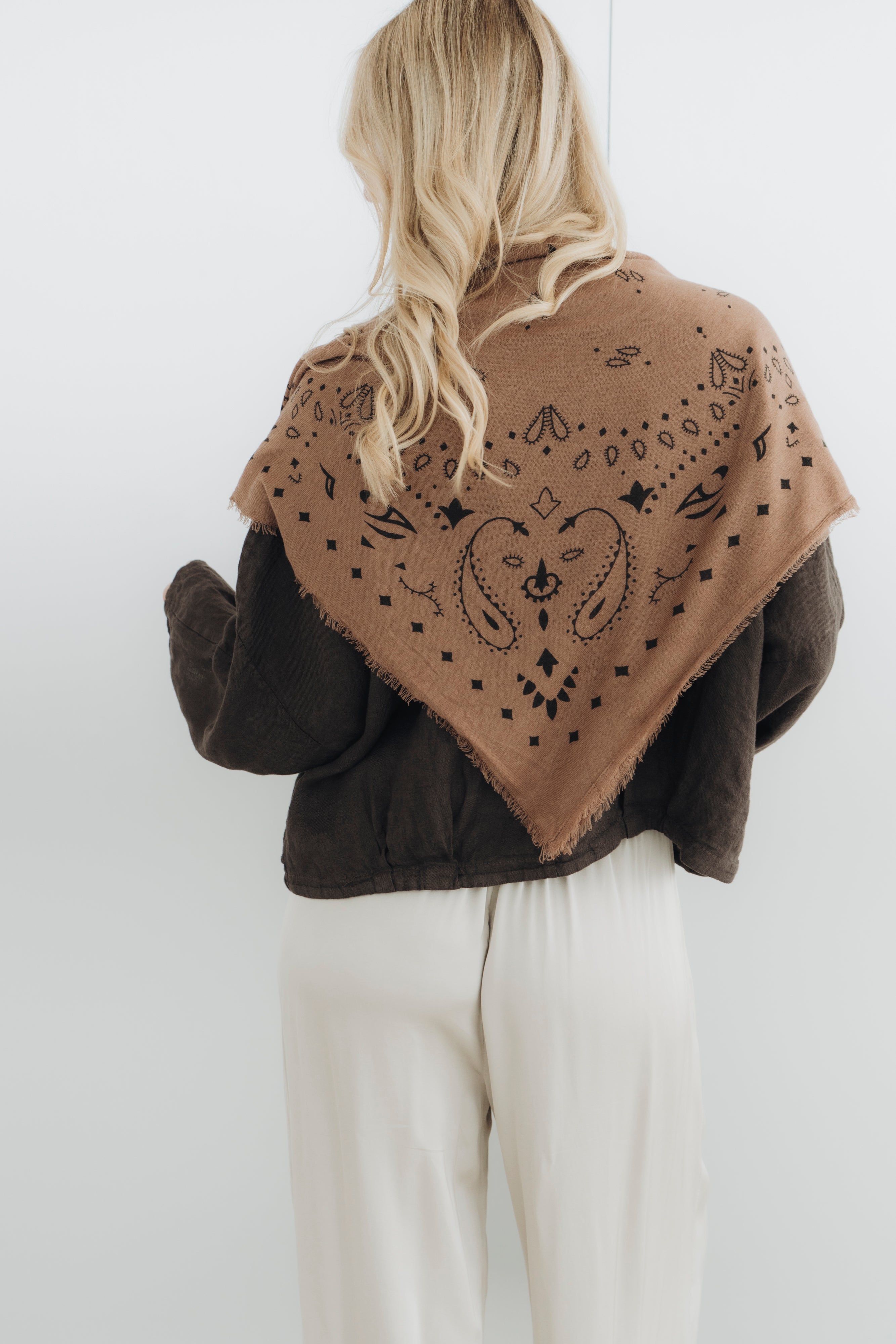 Tuch mit Muster "MyaDLL" camel