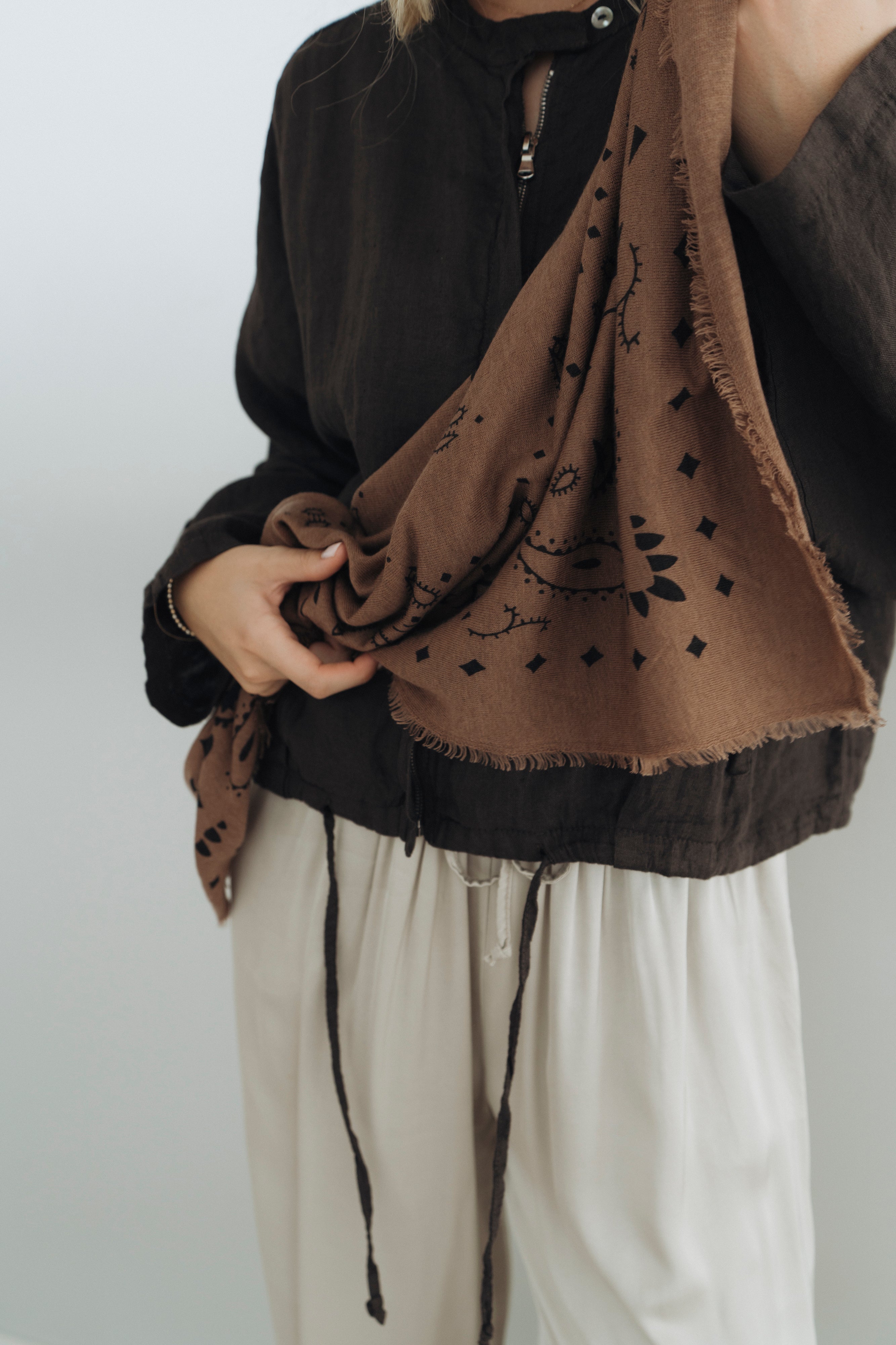 Tuch mit Muster "MyaDLL" camel